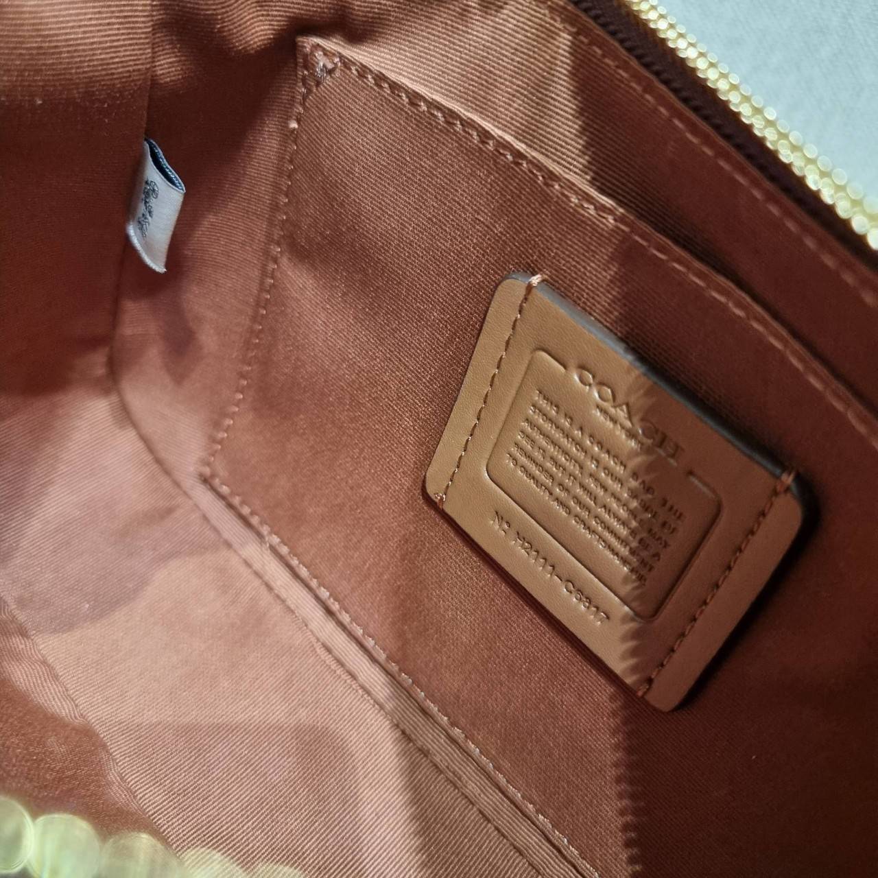 COACH C7264 C6823 C6817 JES BAGUETTE IN SIGNATURE CANVAS คอลเลคชั่นใหม่ล่าสุด พร้อมเสิร์ฟความสวยถึงบ้านเช่นเคย!! กระเป๋าสะพายทรงบาแกตต์ ดีไซน์ย้อนยุค ที่แอบแฝงความเรียบหรูดูแพงอยู่ในตัว โดดเด่นด้วยสายสะพายเส้นใหญ่ โทนสีคอนทราส ทำให้ไอเท็มนี้ดูมีลูกเล่นมาก