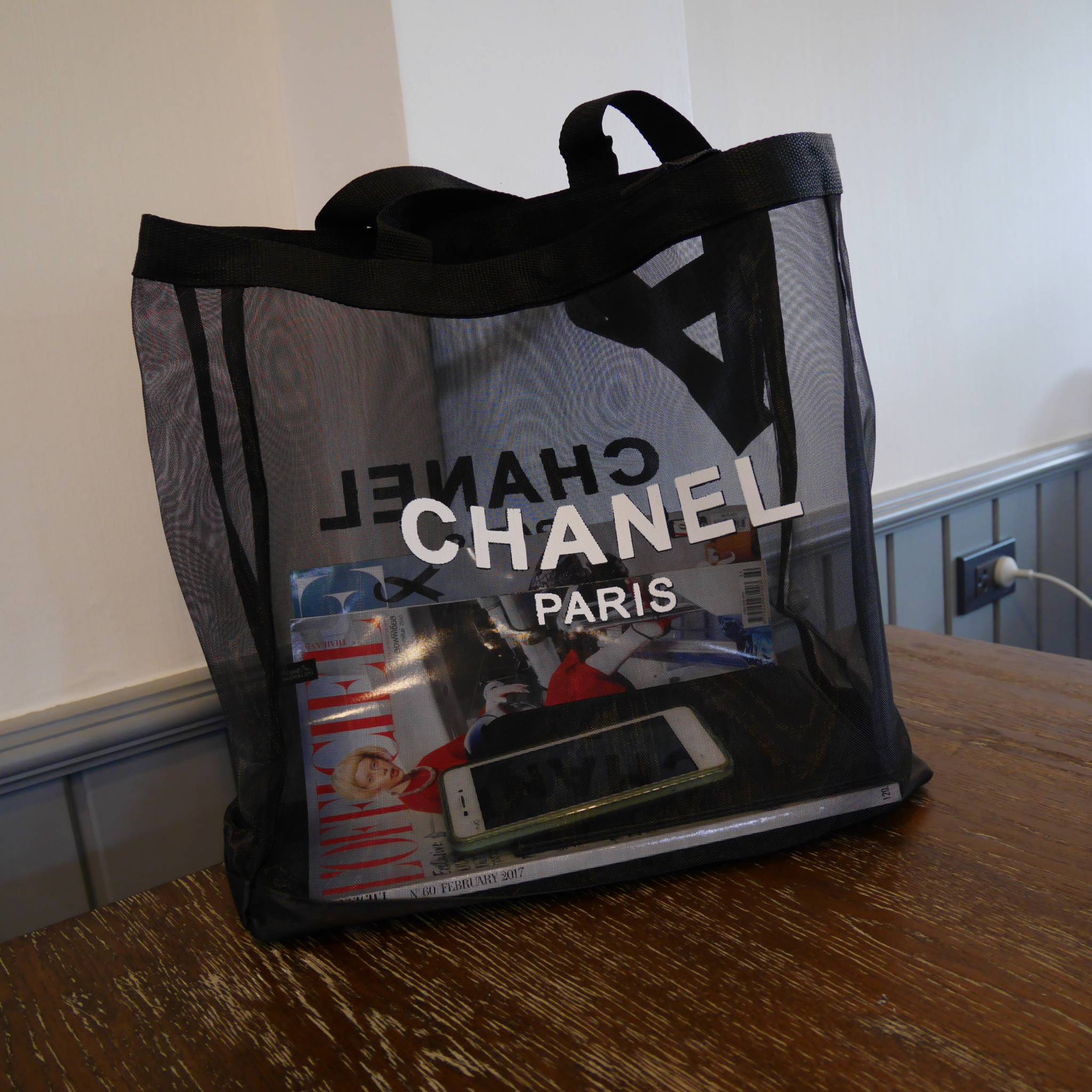สาวๆ style minimal ห้ามพลาด! Chanel Black Mesh Tote Bag กระเป๋าแบรนด์ชาแนล ของแท้ (ไม่ใช่งานเลียนแบบ) ทำจาก 100% Polyester Mesh ใบขนาดพอดี รุ่นนี้ตัวสายทำจากผ้า ด้านหน้าสกรีนชื่อแบรนด์ น้ำหนักเบา สะพายไหล่ได้ ดีไซน์เก๋ ใส่หนังสือ ใส่แฟ้มเอกสาร ipad ได้สบา