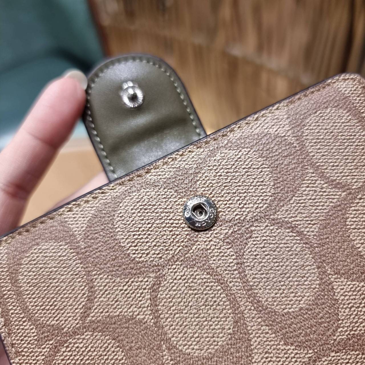 COACH C0082 MEDIUM CORNER ZIP WALLET IN SIGNATURE CANVAS ดีไซน์ใหม่ล่าสุด!! กระเป๋าสตางค์ใบกลาง 👛 ขนาดกำลังเหมาะมือ วัสดุหนังแคนวาสเคลือบลาย ดูแลรักษาง่าย มีช่องใส่บัตรและธนบัตรครบ และช่องซิปแยกไว้ใส่เหรียญ ครบเซ็ทแบบนี้เหมาะส่งต่อเป็นของขวัญที่สุ