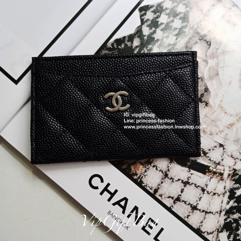 Chanel Cavier Card Holder in Black(GWP) 💳 จากพรีเมี่ยมกิ้ฟแบรนด์หรูอย่าง chanel ดีไซน์สวยเก๋ **หนังคาเวียร์เงาแน่น ประดับ Logo brand อะไหล่เงิน **ขนาดกำลังน่ารัก ใส่บัตรได้ถึง 4 ใบ พกพาสะดวก จะซื้อไว้ใส่บัตรใบหรู หรือซื้อให้เป็นของขวัญ ก็ควรค่าที่