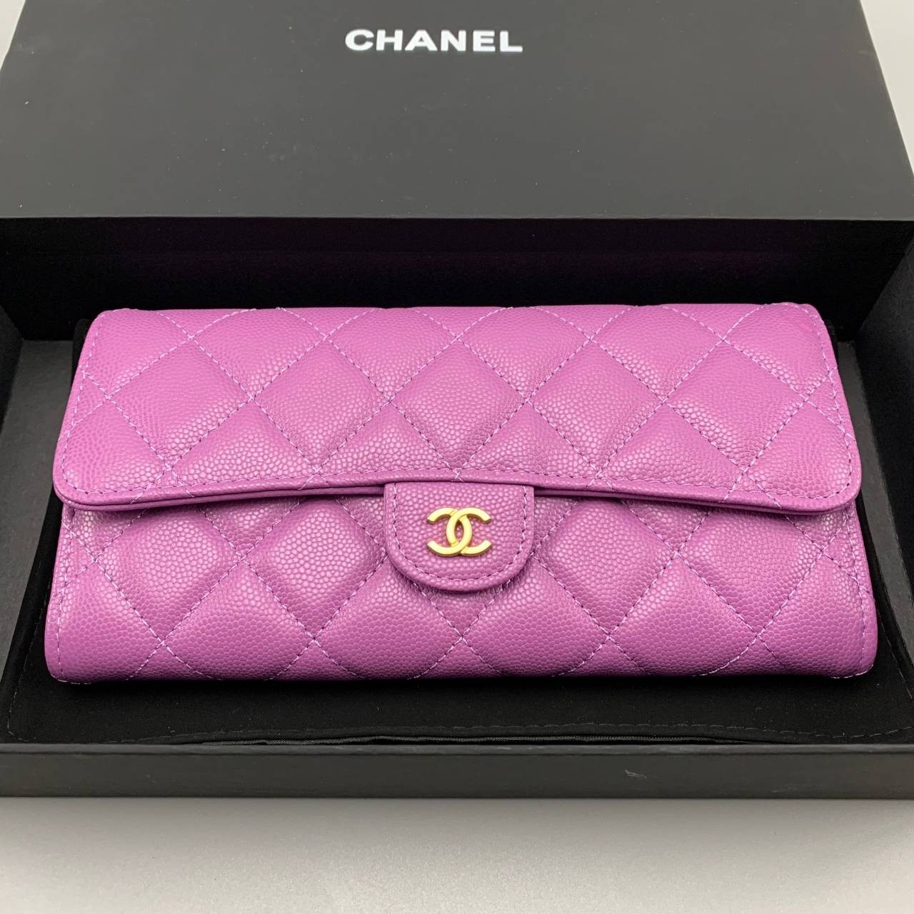 CHANEL LONG WALLET งานหนังแท้คาเวียร์สวยหรู โทนสีหวาน กระเป๋าสตางค์ใบยาวไอเท็มแนะนำ ใช้งาน ตทป ได้ สวยคลาสสิคไม่มีเอ้าท์ หนังแท้ใช้งานได้ทน ยิ่งใช้ยิ่งสวย ภาพถ่ายจากสินค้าจริง มาพร้อมกล่องแบรนด์ พร้อมส่งที่ไทย Must Have ค่ะ!