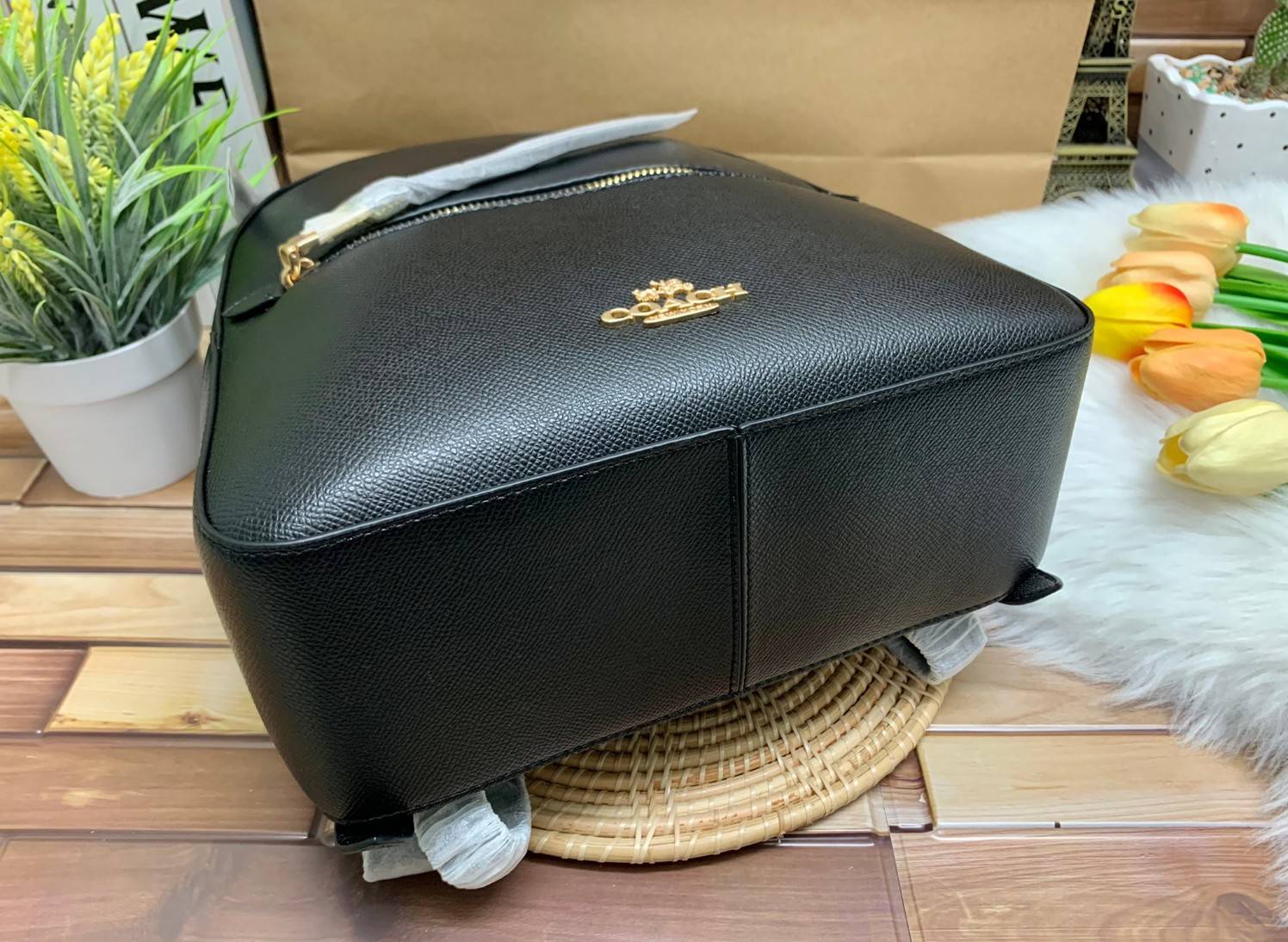 COACH JORDYN BACKPACK IN BLOCKED SIGNATURE ((76622//76624//76715)) พร้อมส่ง กระเป๋าสะพายหลังแบบมีหูหิ้ว หนังแท้ หนังนิ่มอย่างดีเลยค่า ด้านหน้ามีช่องซิปหนึ่งช่องสำหรับใส่ของจุกจิกนะคะ เปิดปิดช่องหลักแบบซิปคู่ หัวซิปมีหนังห้อยมาให้ ภายในกระเป๋าโล่งใส่สัมภาร