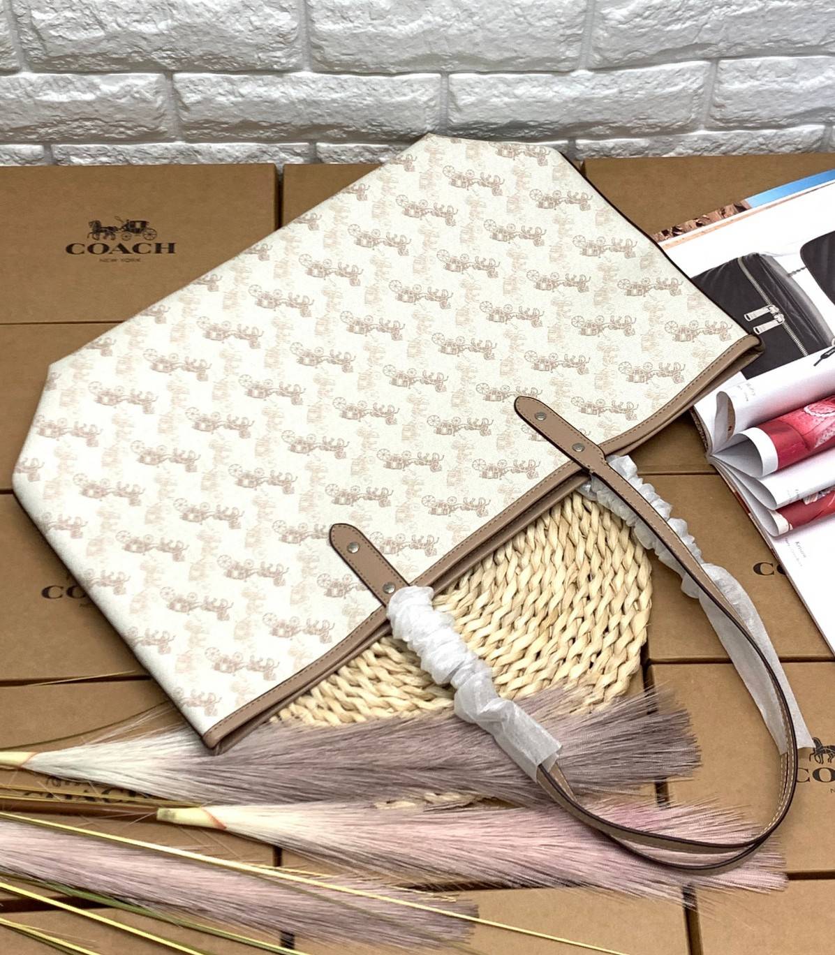 COACH 91107 REVERSIBLE CITY TOTE WITH HORSE AND CARRIAGE PRINT ใช้ได้ 2 ด้าน 🔺ทรง Tote รุ่นแนะนำค่ะ!! วัสดุ pvc อย่างดี นิ่มยวบตัวสวย ลายรถม้าทั้งใบค่ะ (ในไทยหายากค่ะลายนี้) 📌สามารถใช้ได้ทั้งด้านในและด้านนอกนะคะ สวยทั้ง2ด้านเลยทีเดียว เป็น