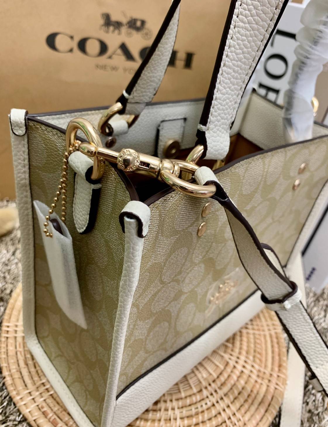 น่าใช้มากๆ สวยเกินราคาไปเลยจร้าา😘 COACH FIELD TOTE 22 SMALL BAG ((C5122)) พร้อมส่งความสวยที่ไทยค่ะ! กระเป๋าหิ้วหรือสะพายข้างได้ หนังแท้นิ่ม ใบจริงสวยมากๆเลยค่ะ ปากกระเป๋าแบบกระดุมแม่เหล็ก ภายในกว้างใส่ของจำเป็นของสาวๆได้เยอะเลย มีช่องซิปและช่องเล็