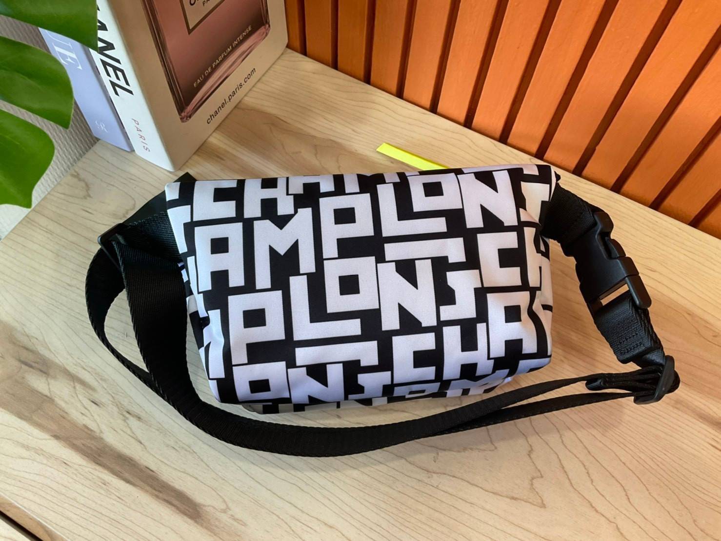 ของแท้ 💯% L ongchamp Le Pliage Graphic Nylon Belt Bag กระเป๋า คาดอก / คาดเอว ลายกราฟฟิก