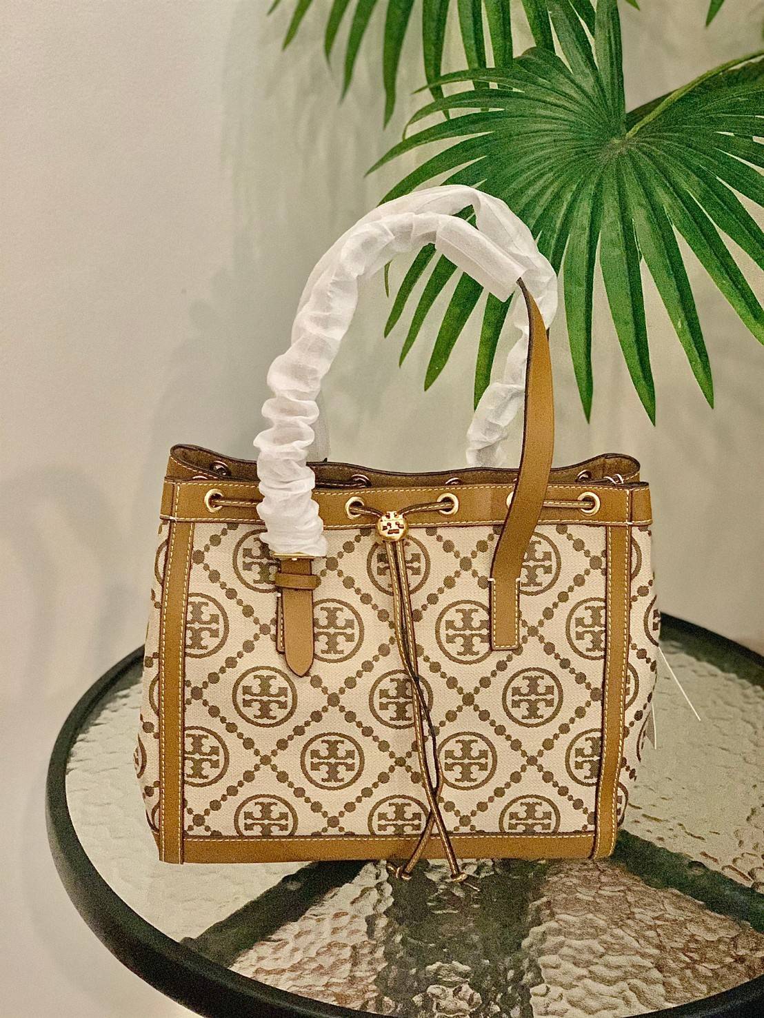 OUTLET 】Tory Burch T Monogram Jacquard Tote Bag ใบใหญ่ใส่จุมากค่ะสาวๆ! พร้อมส่ง! กระเป๋าที่สามารถใช้ได้กับทุกๆวัน วัสดุJacquard+หนัง ได้ลงตัว สวยงามค่ะ ปากกระเป๋าแบบหูรูด ที่จับอะไหล่แบรนด์สวย ภายในกระเป๋ากว้างมากๆ สาวๆที่สัมภาระเยอะนี่หายห่วงไปเลยค่ะ มีช