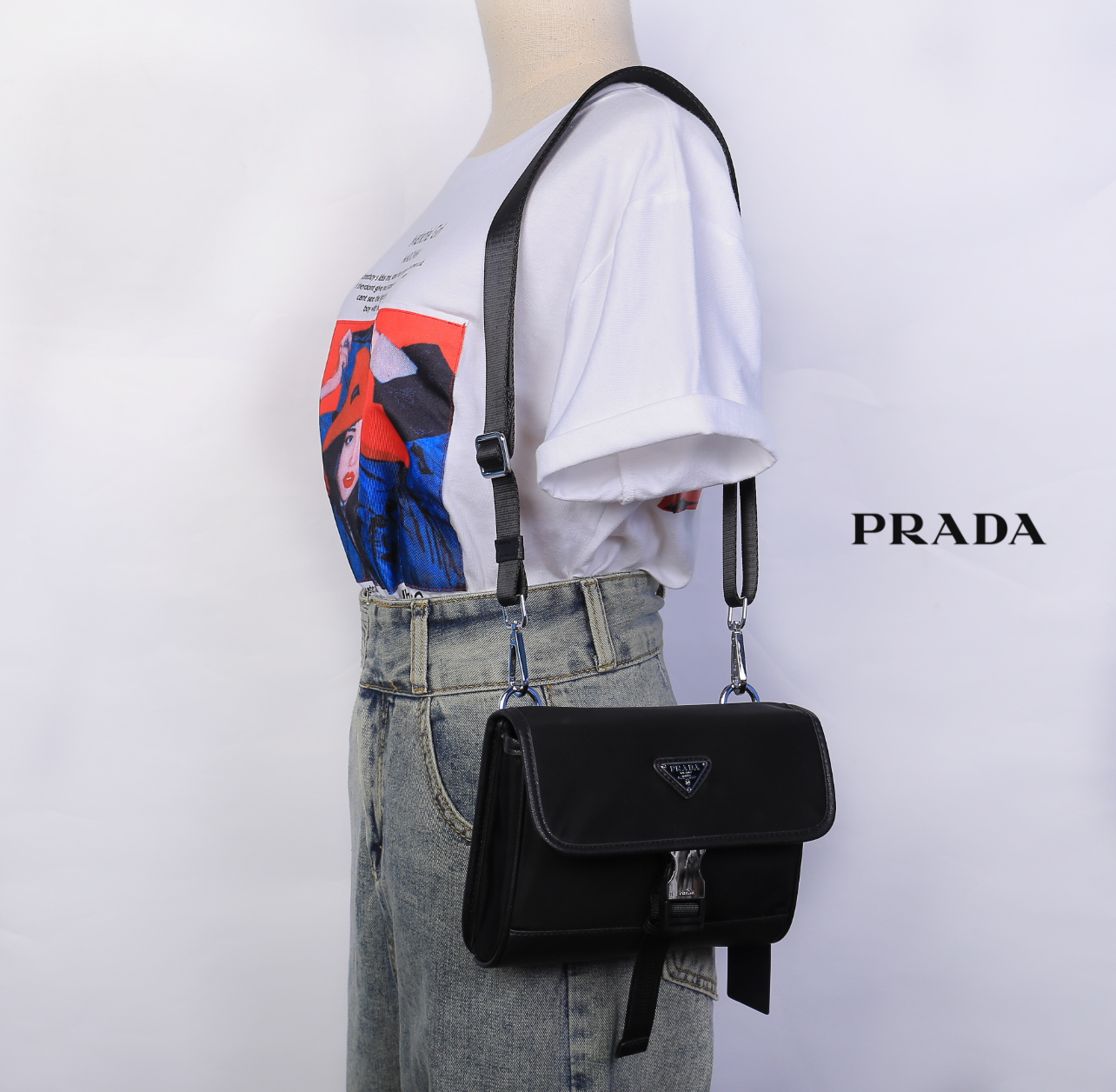 Prada NYLON & Saffiano crossbody bag กระเป๋าสะพายขนาดกำลังน่ารัก วัสดุ NYLON ผสม หนังลาย Saffiano ขนาดกำลังพอดี อยู่ทรง