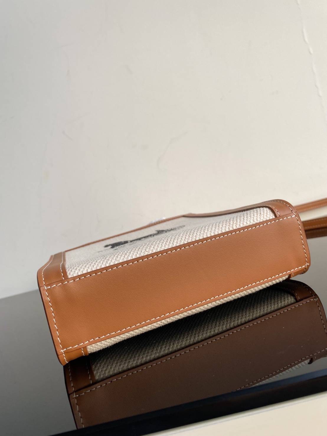 CELINE HAND CARRY AND CROSSBODY BAG VIP GIFT WITH PURCHASE (GWP) พรีเมี่ยมกิ๊ฟ Limited จาก CELINE HAUTE PARFUME DUTYFREE COUNTER วัสดุ CANVAS ตัดหนังแท้ ดีไซน์ทรงเหลี่ยมสวยหรูสุดคลาสสิค ปักโลโก้แบรนด์ด้านหน้า ภายในโล่งกว้าง ใส่กระเป๋าสตางค์ยาว มือถือ ของใ