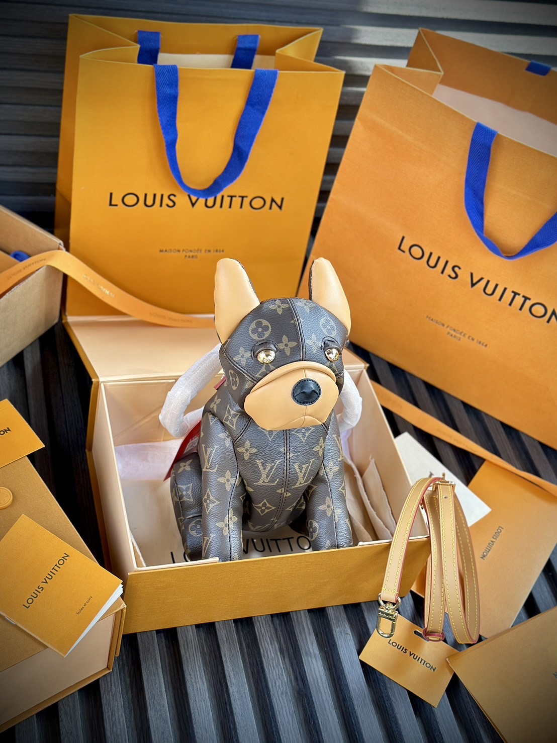 LV Pooch bag กระเป๋าสะพายรูปทรงน้องหมา Pooch 3D แสนน่ารัก งานหนังแท้ แคนวาสแท้พิมพ์ลายคมชัด มาพร้อมป้ายแท็กห้อย LV Lovers คอลใหม่มีมาให้สวยได้ตลอด!! สาวก dogs lover ต้องไม่พลาดเลย