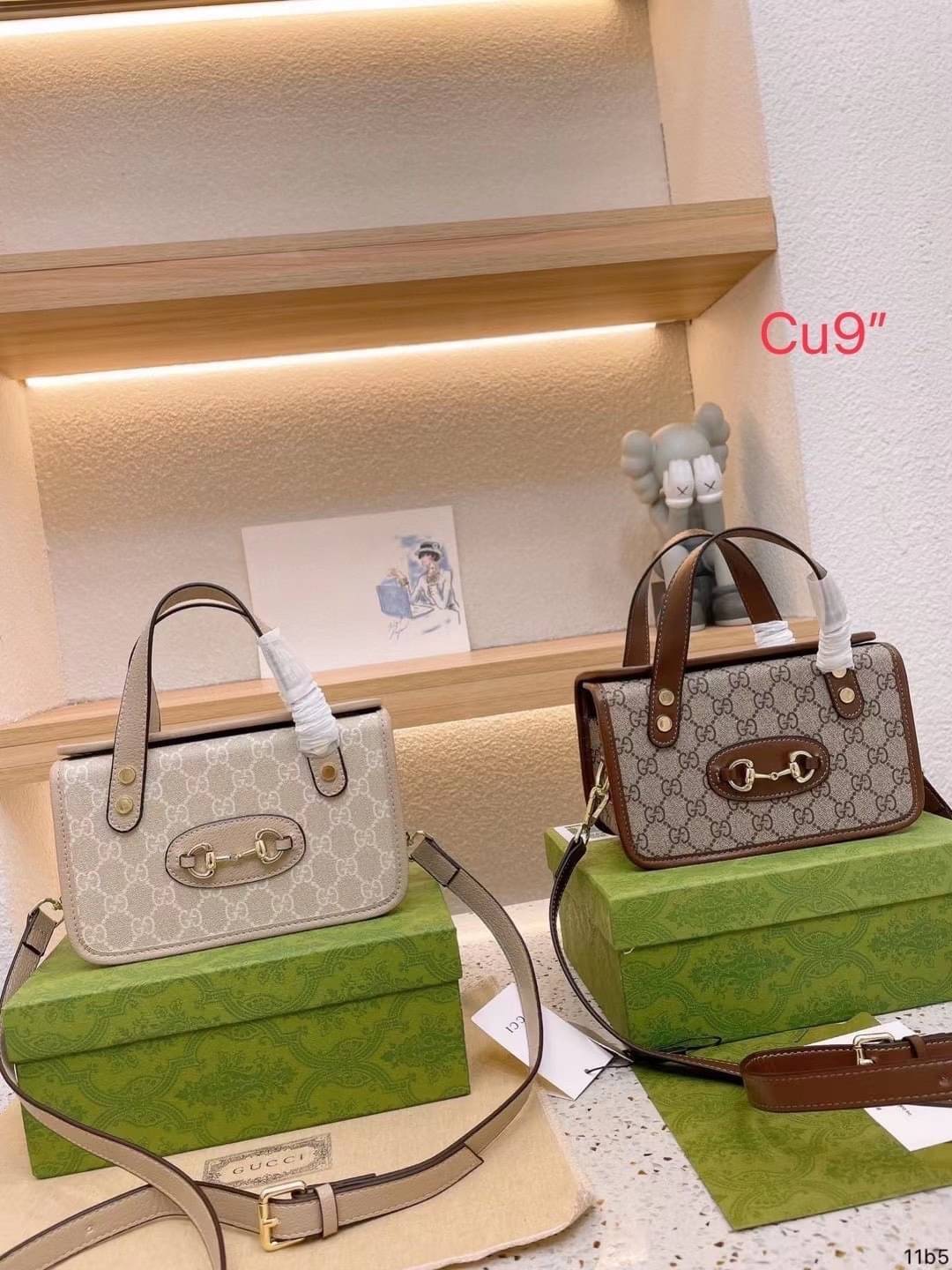 Gucci Horsebit 1955 mini top handle bag กระเป๋าทรงกล่องคอลเลคชั่นใหม่ล่าสุด ดาราเซเลปใช้กันเพียบ ดีไซน์สวย เชื่อได้เลยใบนี้สาวๆต้องหลงรัก จนวางไม่ลงเลยน้า ภาพถ่ายจากงานขายจริง ใช้งานต่างประเทศได้