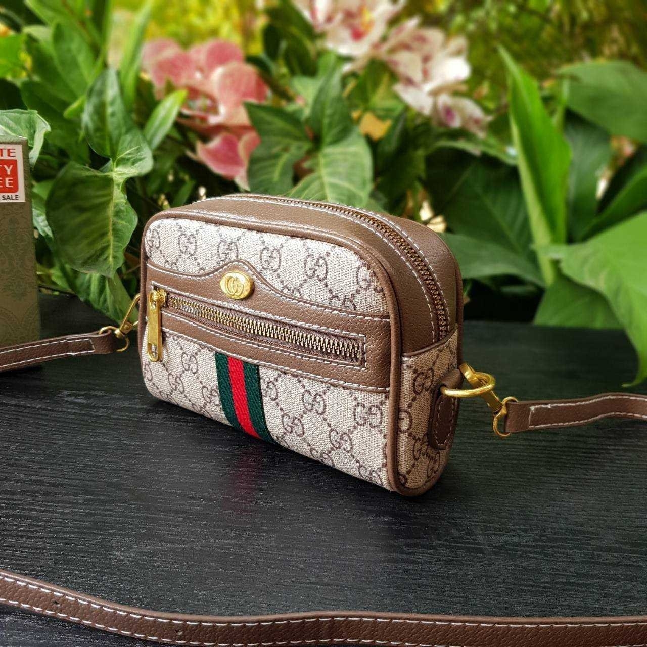 GUCCI Ophidia GG Crossbody Bag กระเป๋าครอสบอดี้ขนาดกำลังดี ดีไซน์ที่เป็นเอกลักษณ์ ใช้ได้ทุกโอกาส สายยาวปรับระดับได้ เปิด-ปิด ด้วยซิบ