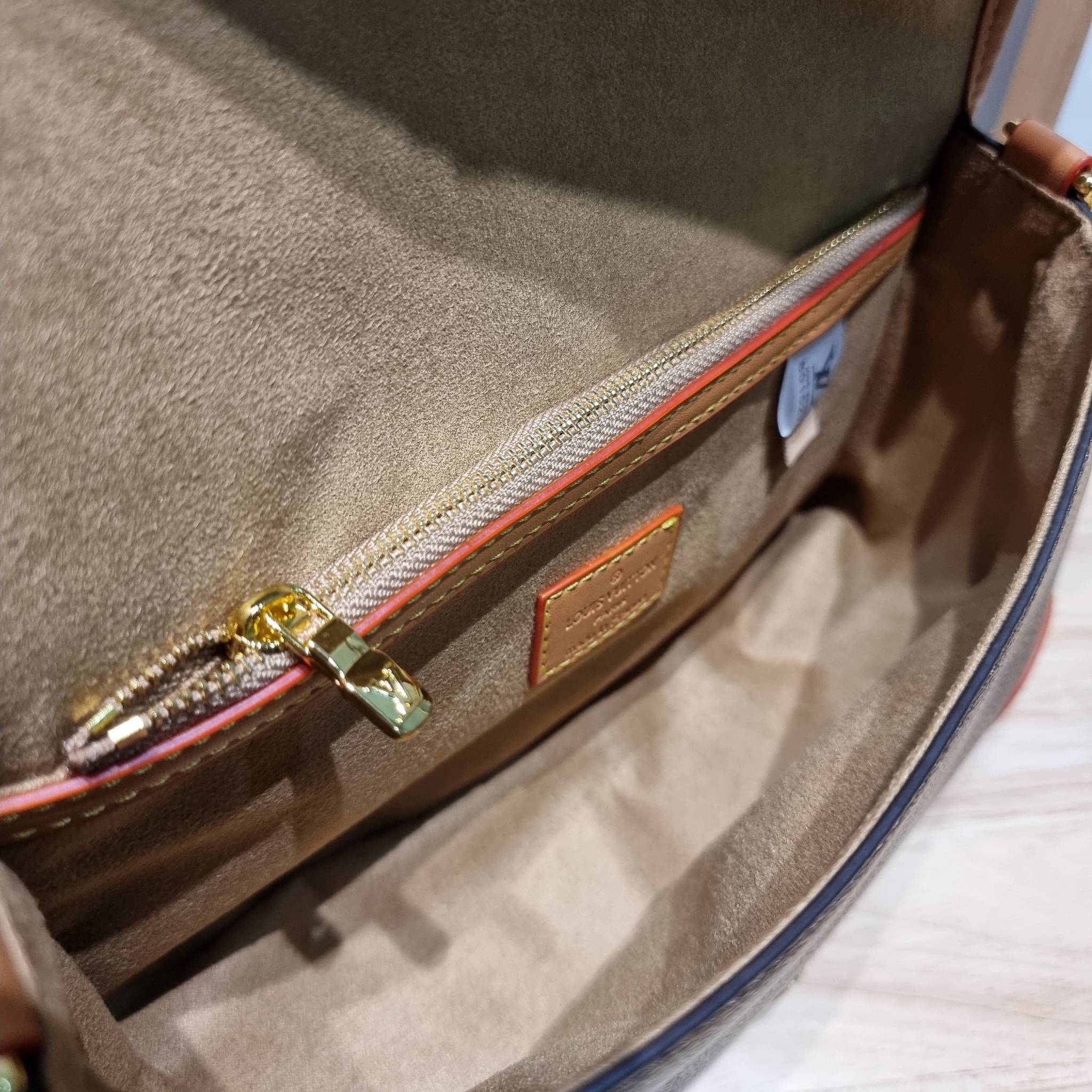 LV DIANE FLEECE BAG ใหม่กับรุ่นที่ทำมาจำนวนจำกัด ดีไซน์ต้อนรับอากาศเย็นๆช่วงส่งท้ายปี กับกระเป๋าสะพายทรงสวย ดีไซน์คลาสสิคซ่อนความหรู ด้วยการตกแต่งขนฟูนุ่ม วัสดุหนังแคนวาสตัดสลับหนังแท้ เปิด-ปิดกระเป๋าด้วยกระดุมแม่เหล็ก ภายในเป็นช่องโล่ง ใส่ของสำคัญได้ครบ