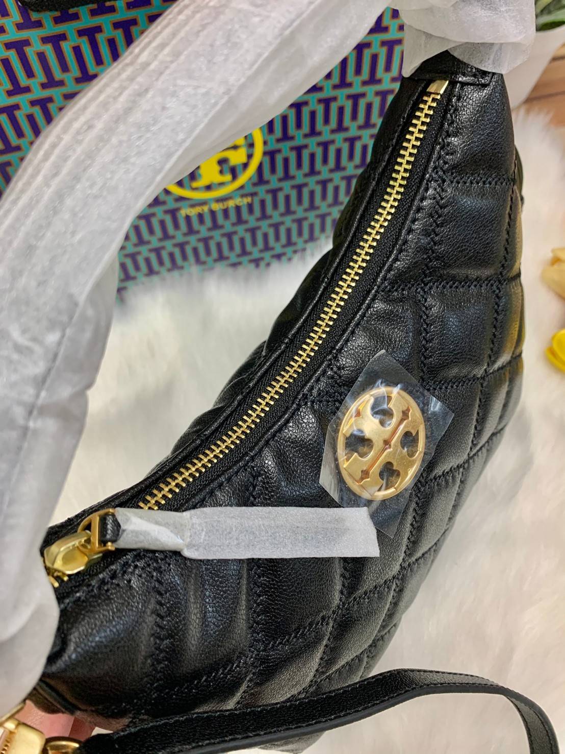 TORY BURCH WILLA MINI HOBO พร้อมส่งที่ไทย น้องน่ารัก กระทัดรัด น่าใช้มากๆเลยค่าา! กระเป๋หิ้วหรือสะพายข้างได้ ทรสวย หนังแท้อย่างดี หนังนิ่มลายนวม สวยมากๆค่ะ เปิดปิดกระเป๋าแบบซิป ภายในโล่งสามารถใส่กระเป๋าเงินใบยาวได้;ของจำเป็นอื่นๆได้พอประมานเลยนะคะ พร้อมช่