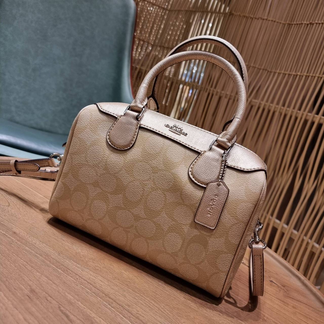 COACH F32203 MINI BENNETT SATCHEL IN SIGNATURE CANVAS กลับมาอีกครั้ง!! กับกระเป๋าทรงหมอนยอดฮิต 🥳 มีกี่สีก็ขายหมด วัสดุหนังแคนวาสเคลือบลาย ทรงสวยใช้งานได้ทุกโอกาส ภายในโล่งกว้างใส่ของได้เยอะ มีหูจับในตัว และสายสะพาย crossbody ปรับได้ตามตัว ใบนี้ไม่