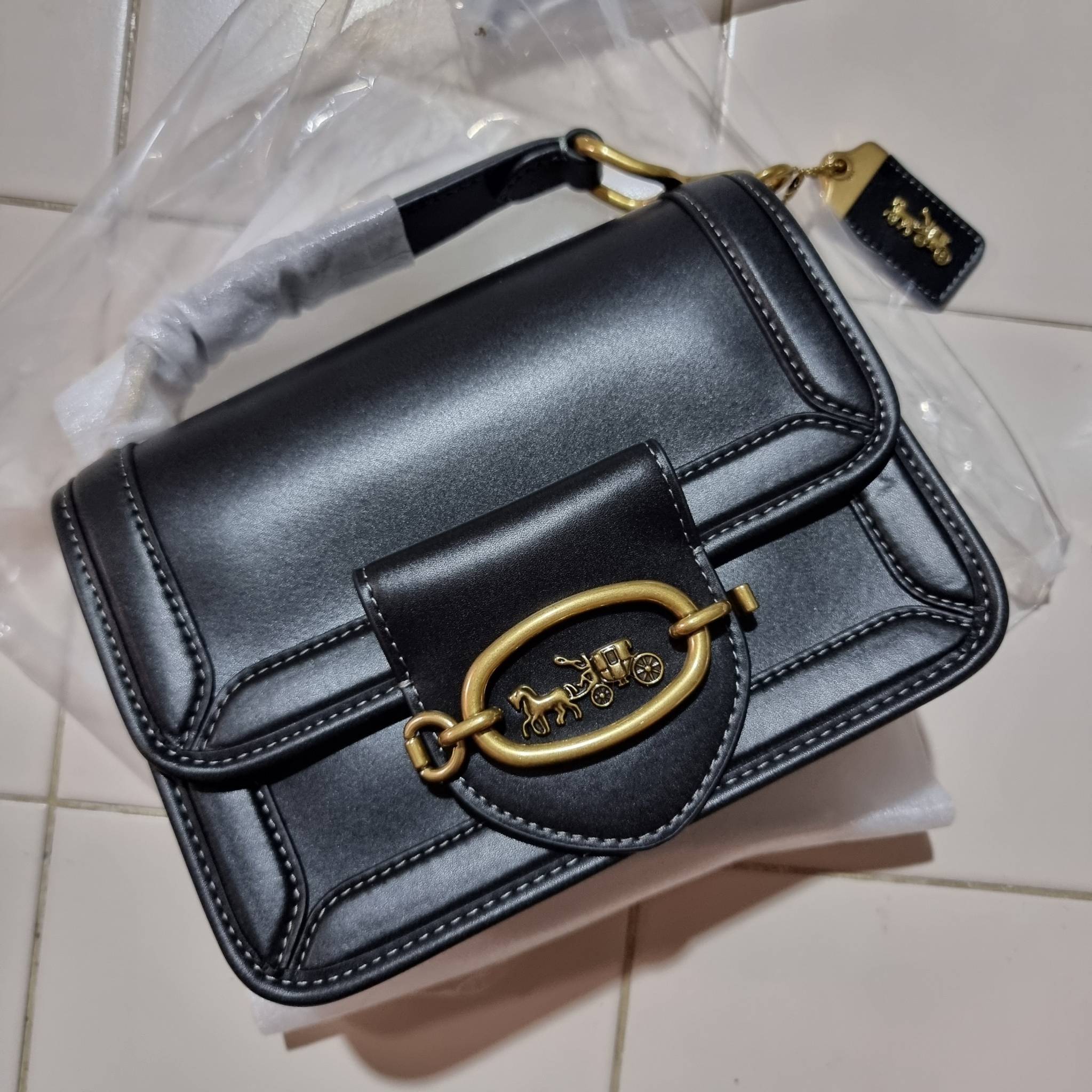 COACH C8449 HERO SHOULDER BAG / COACH C8450 HERO SHOULDER BAG IN SIGNATURE CANVAS ดีไซน์ใหม่ล่าสุด ที่มาพร้อมความหรูยกระดับ กระเป๋าถือ/สะพายข้าง ออกแบบทรงสวย คลาสสิค ขนาดกำลังพอดี ไม่ว่าจะถือ หรือสะพายสายครอส ก็ดูดีแบบไม่ต้องแต่งเติม วัสดุหนังแท้เต็มใบ ฝา