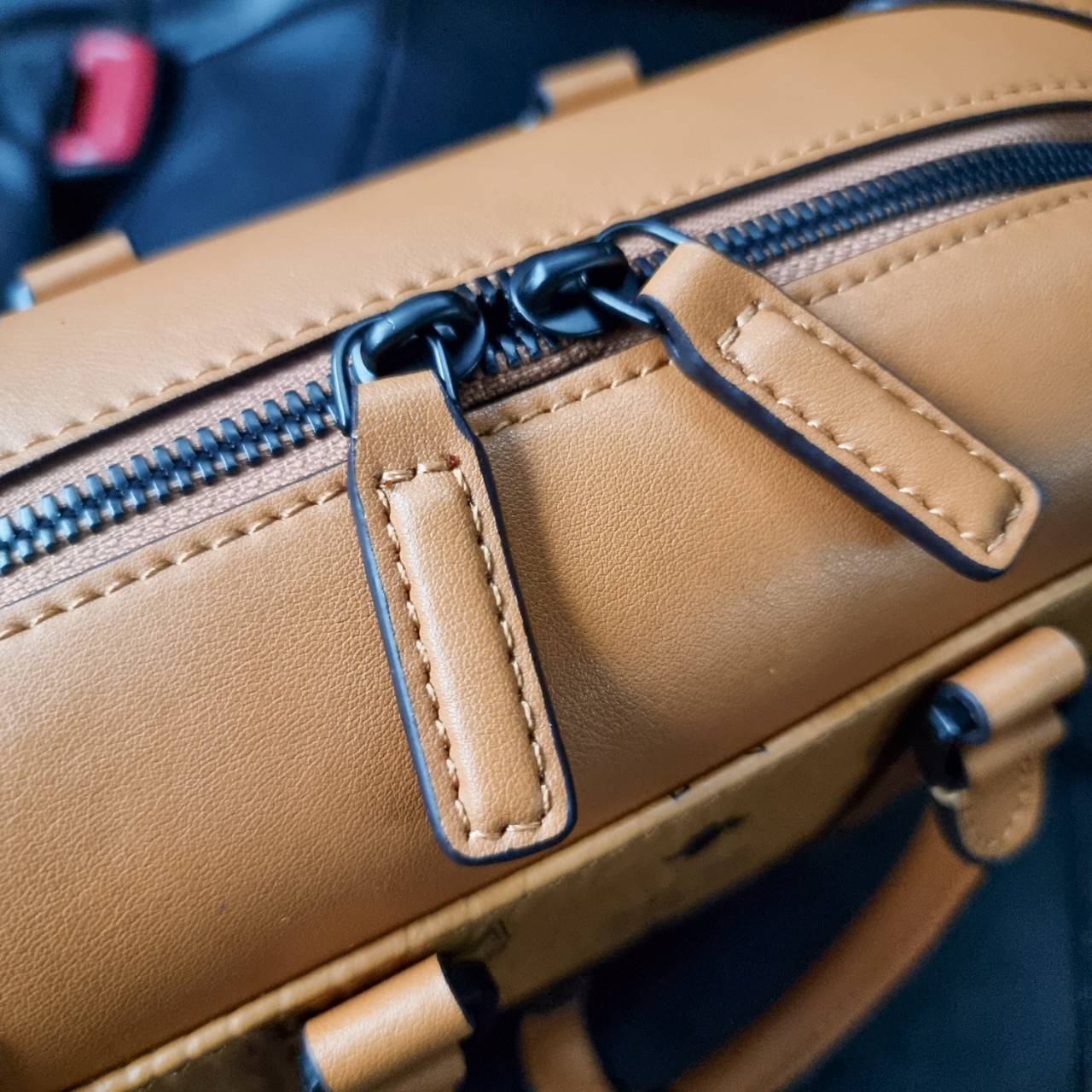 M.C.M SMALL E/W SOFT BERLIN CROSSBODY IN VISETOS ไอเท็มใหม่ในดีไซน์ทรงกระเป๋าเดินทางแบบคลาสสิค ย่อส่วนมาให้ใช้งานได้แบบสบายๆ พกพาสะดวก แมทช์ได้ทุกสไตล์ ใช้ได้แบบ unisex ใช้งานง่ายด้วยหูจับในตัว และซิปหลัก อะไหล่สีดำดูมีมิติตัดกับสีน้ำตาลคอนยัคได้เป็นอย่าง