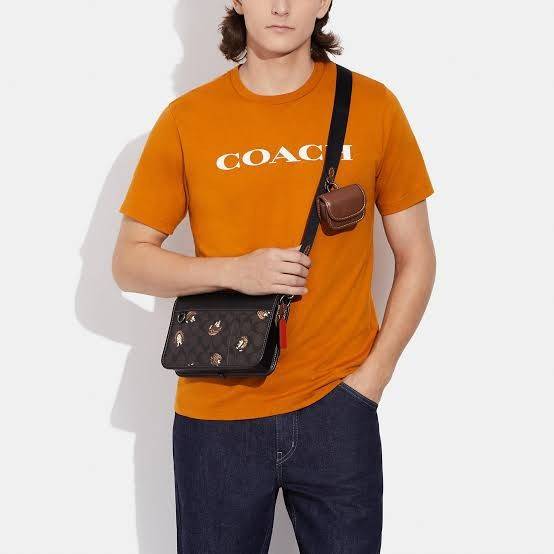 Coach Heritage Convertible Crossbody In Signature Canvas With Creature Print( cc131) กระเป๋าไฮบริดแบบถอดได้รุ่นใหม่ หล่อเท่ส์ สะพายสามารถสะพายทำงานดูดีสุดๆคะ มาพร้อมกระเป๋าใบเล็กห้อยสุดเก๋ วัสดุแคนวาสตัดขอบหนังแท้ เปิด ปิดด้วยซิป ซับในผ้า ด้านนอกกระเป๋าเป