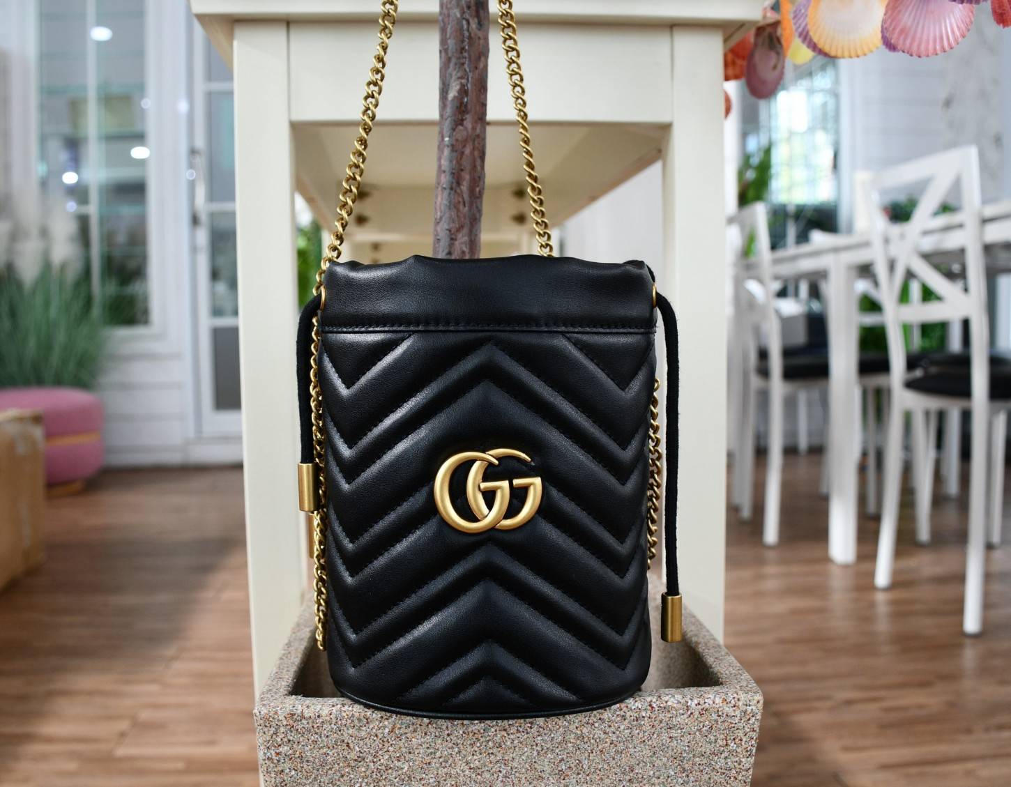 VIP 】Gucci GG Marmont mini bucket bag กระเป๋าสะพายข้าง Premiumgift วัสดุหนังแท้ ด้านในโล่ง มีช่องใส่บัตร3ช่อง ใส่กระเป๋าตังค์ ใส่โทรศัพท์ Iphone+ ได้ สายโซ่ยาว Crossbody ได้ ถอดสายได้ น้ำหนักเบา มาพร้อมถุงผ้าแบรนด์ ใบนี้คือที่สุด คุณหนูมากมาย ไม่ควรพลาดเล