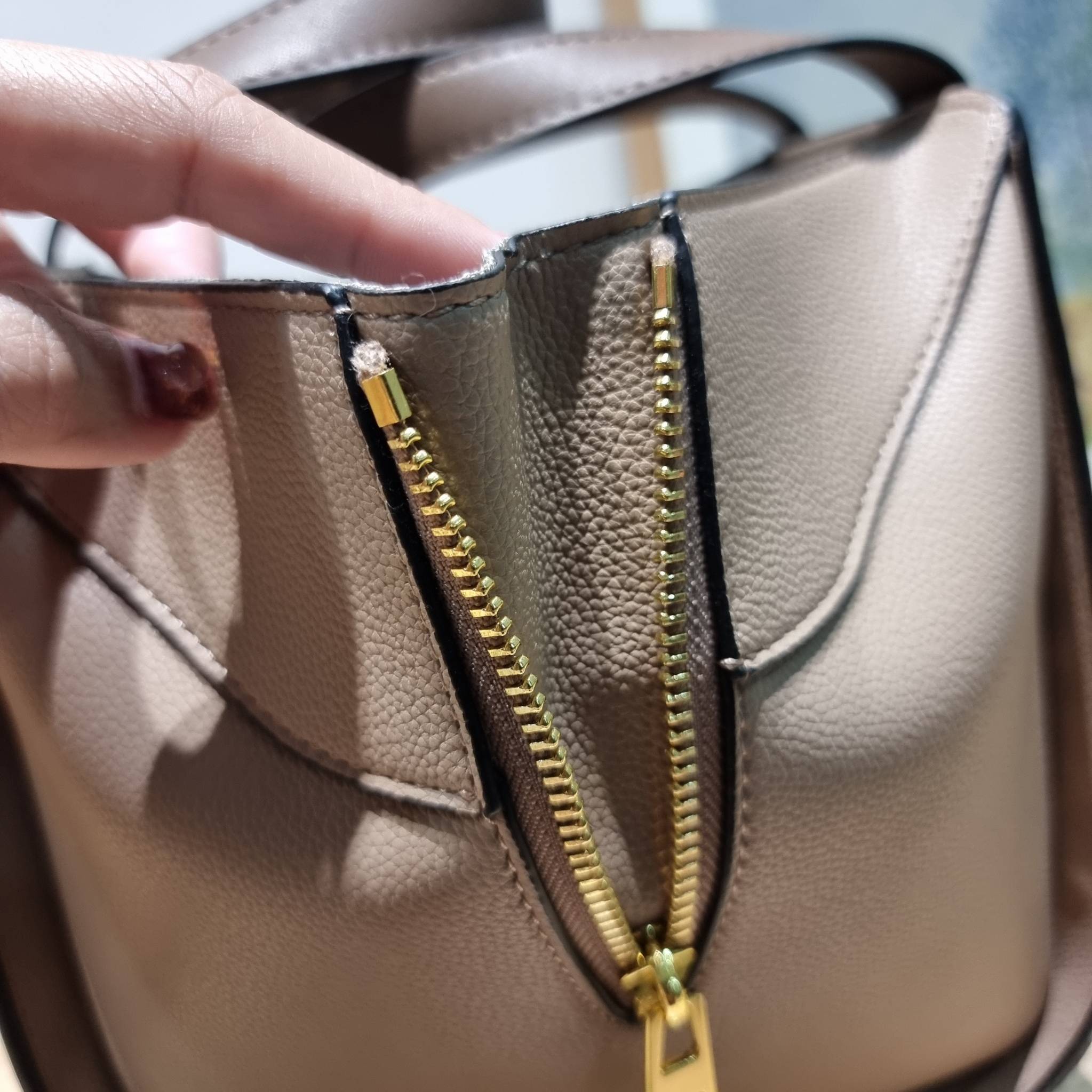 LOEWE SMALL HAMMOCK IN SAND GRAINED LEATHER คอลสุดฮิต ไอเท็มยอดนิยม ที่ใครๆก็ใช้กัน!! กระเป๋าสะพายดีไซน์สุดแซ่บ ที่สามารถปรับเปลี่ยนรูปทรงได้หลากหลาย