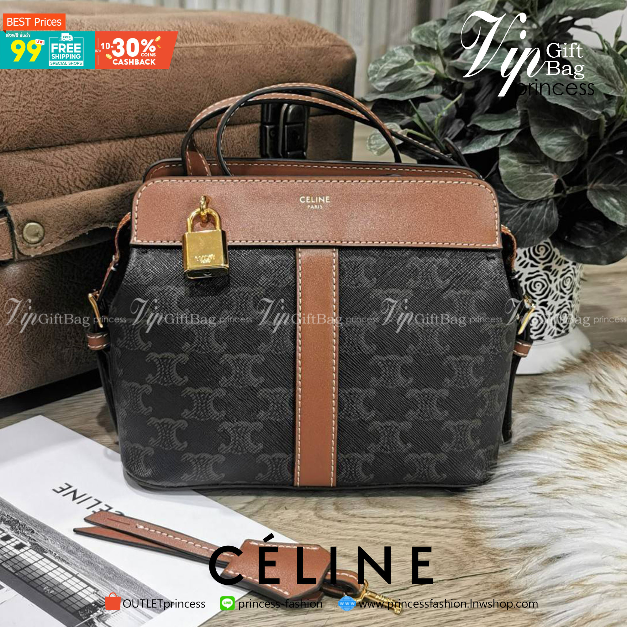 CELINE CROSSBODY BAG VIP GIFT WITH PURCHASE (GWP) พรีเมี่ยมกิ๊ฟ Limited Edition จาก CELINE PARFUME DUTYFREE COUNTER วัสดุ TRIOMPHE CANVAS ดีไซน์สุดคลาสสิคเปิดปิดด้วยซิปคู่สามารถล๊อคกุญแจได้ มีชุดกุญเเจแบรนด์สามารถห้อยตกแต่งด้านหน้าและใช้งานได้จริง ภายในโล