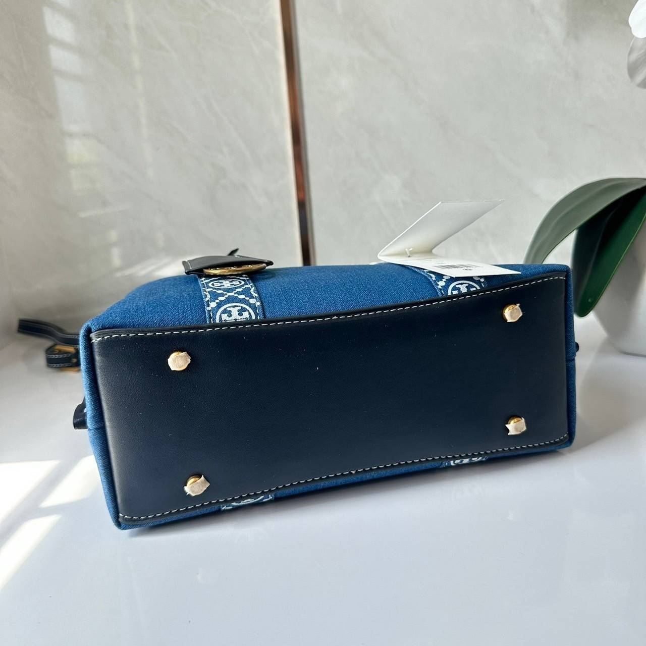 TORY BURCH PERRY DENIM TRIPLE-COMPARTMENT SMALL TOTE BAG กระเป๋าคล้องแขนและสะพายไหล่ทรงโท้ท คอลเลคชั่นใหม่ล่าสุด สวยหรู ลุคคุณนาย