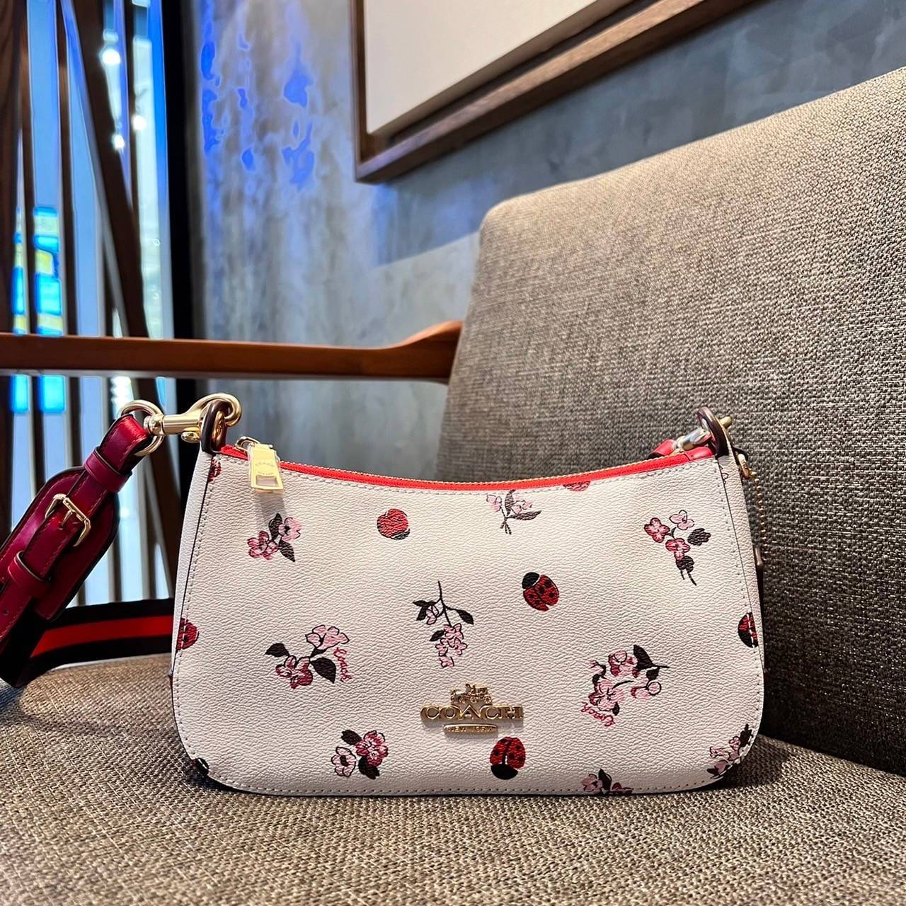 COACH C7973 JES BAGUETTE WITH LADYBUG FLORAL PRINT คอลเลคชั่นใหม่ล่าสุด พร้อมเสิร์ฟความสวยถึงบ้านเช่นเคย!! กระเป๋าสะพายทรงบาแกตต์ ดีไซน์ย้อนยุค ที่แอบแฝงความเรียบหรูดูแพงอยู่ในตัว โดดเด่นด้วยสายสะพายเส้นใหญ่ โทนสีคอนทราส ทำให้ไอเท็มนี้ดูมีลูกเล่นมากขึ้น ว