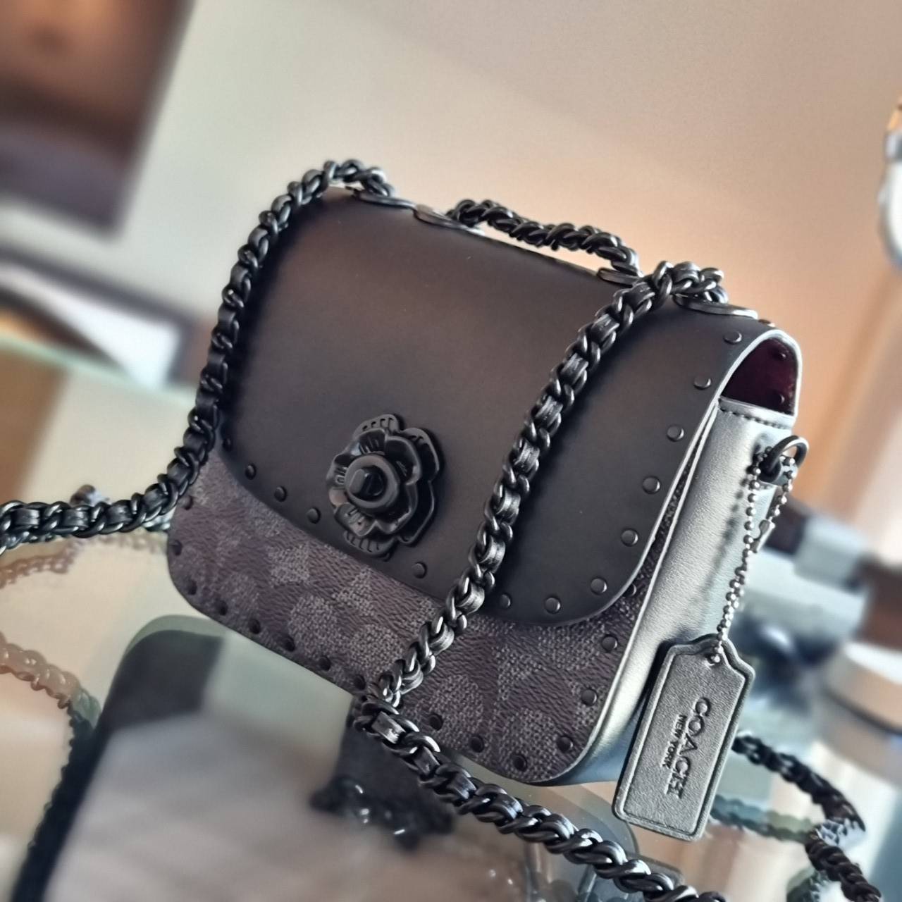 COACH C2462 MADISON SHOULDER BAG 16 IN SIGNATURE CANVAS WITH RIVETS (B4NQ4) กระเป๋าสะพายข้าง ไซส์กะทัดรัด พกพาง่าย น้ำหนักเบา ดีไซน์สวย โดดเด่นด้วยตัวล็อครูปดอกไม้ สีสันตกแต่งตัดกันกับลายซีอย่างลงตัว วัสดุหนังแคนวาสเคลือบลาย ภายในแบ่งสัดส่วนให้อย่างดี มาพ