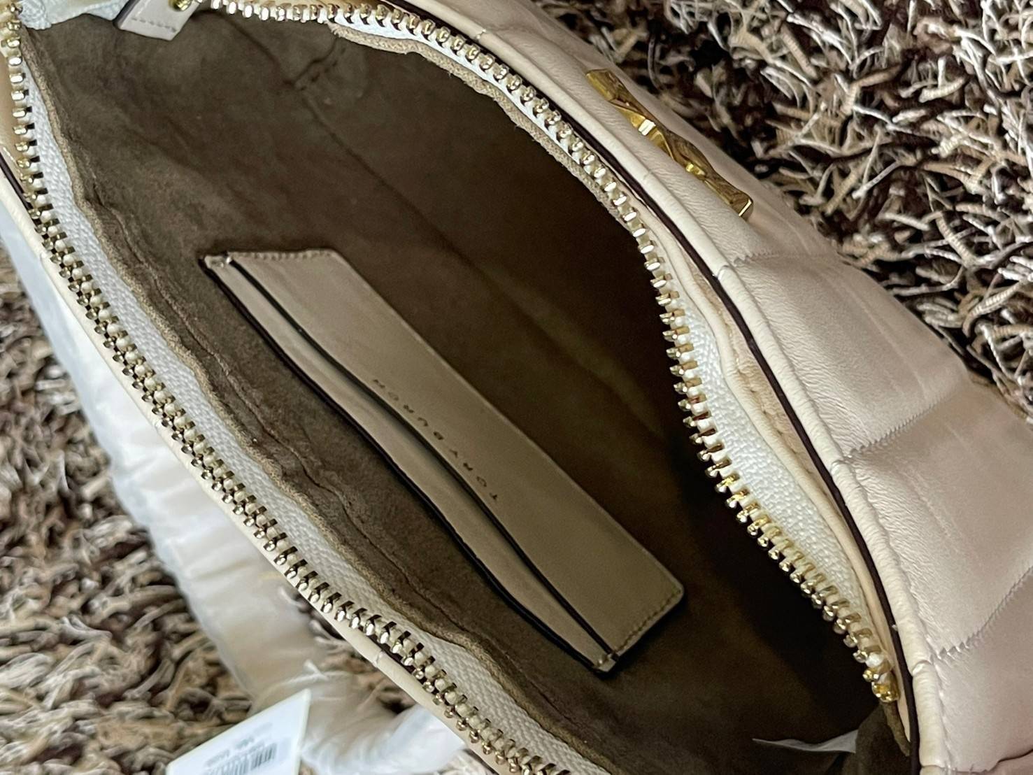 Tory burch Kira logo-plaque crossbody bag กระเป๋า Kira ของ Tory Burch เป็นส่วนหนึ่งของคอลเล็กชั่นที่โดดเด่น และมีหลายรุ่นด้วยกัน โดยมีป้ายโลโก้ Double T ของแบรนด์อยู่ตรงกลาง มีความเรียบง่ายแต่ยังคงความหรูหราโดดเด่นด้วยวัสดุบุผิว ป้ายโลโก้สีทอง สายสะพายโซ่