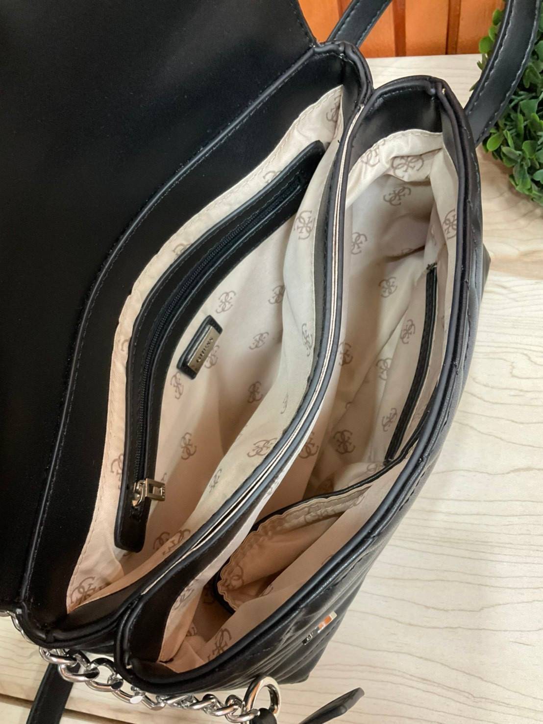 ของแท้ 💯% 】GUESS BLAKELY TOP HANDLE FLAP BAG กระเป๋สะพายรุ่นใหม่ล่าสุด รุ่นยอดนิยมสวยอยู่ทรง วัสดุหนังนิ่ม น้ำหนักเบา มีฐานกว้างตั้งอยู่ทรง ด้านหน้าประดับด้วยโลโก้แบรนด์สวยโดดเด่น