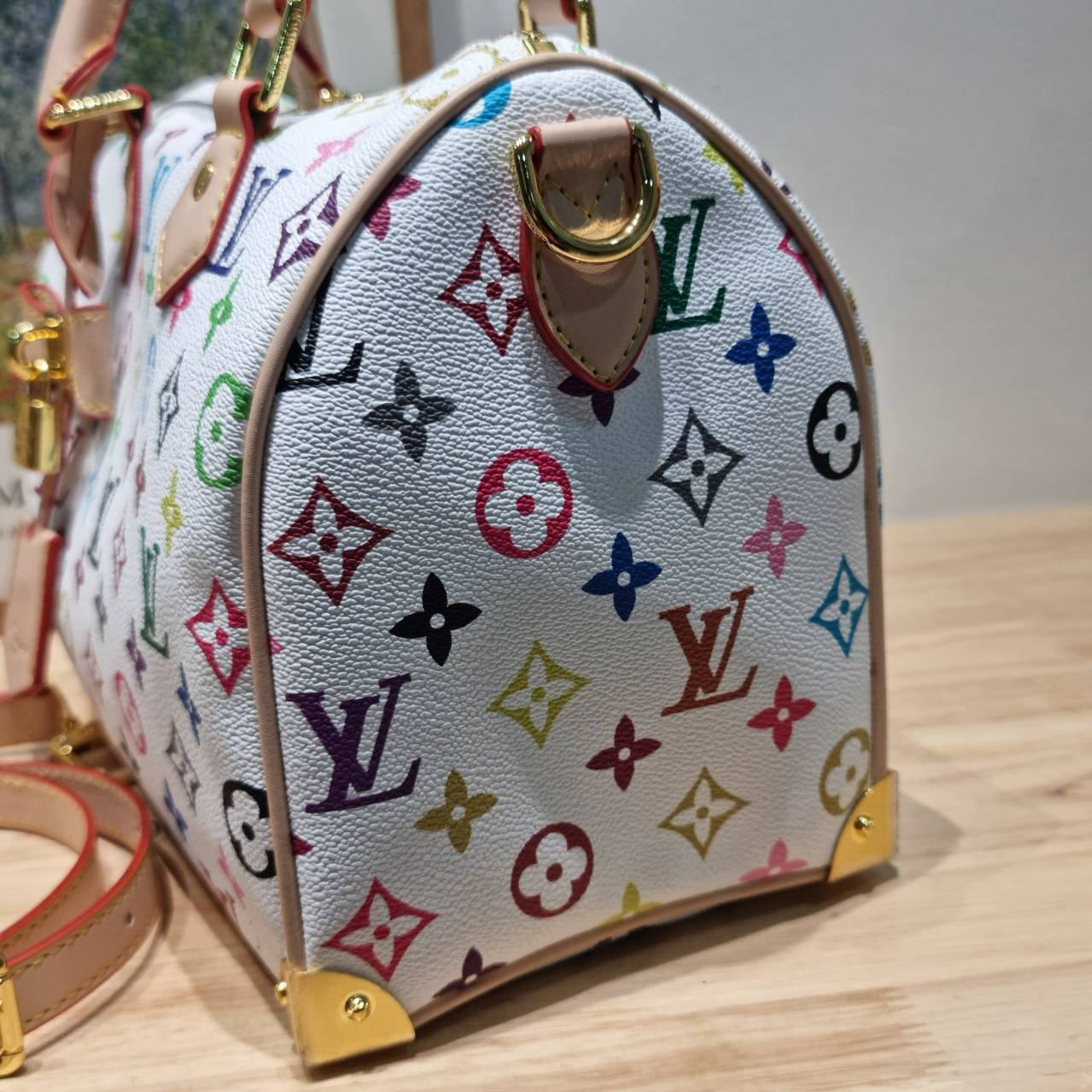 LV x TM speedy bandouliere 25 bag กระเป๋าทรงหมอน รุ่นท็อปฮิต กับดีไซน์ใหม่ต้อนรับฤดูร้อน โดดเด่นด้วยการตกแต่งลายพิมพ์ไม่เกร่อ โทนสีสดใสสะดุดตา มาพร้อมพวงหนังห้อยและมีกุญแจล็อค