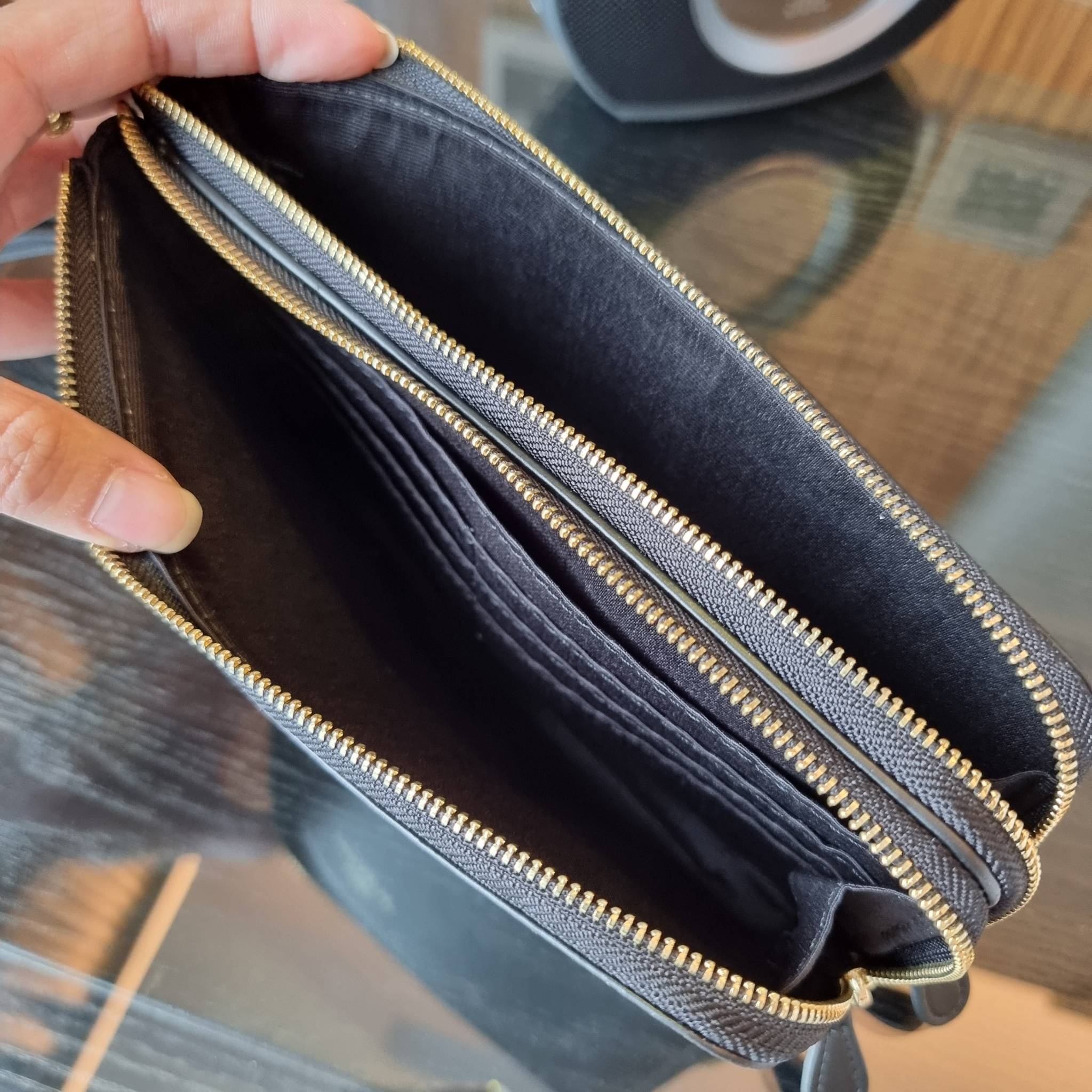 COACH F54057 DOUBLE ZIP WALLET IN SIGNATURE กระเป๋าคล้องมือ size L ใบนี้ใส่มือถือได้ทุกรุ่น ขนาดกำลังดี พกพาสะดวกมากๆ วัสดุหนังสังเคราะห์ ภายในเป็นผ้าสีสวยคม ใส่ธนบัตร ใส่บัตรได้เยอะ ใส่มือถือได้สบายๆทุกรุ่น ตอบโจทย์สาวๆที่ไม่ชอบพกเยอะวุ่นวายจ้า ใบนี้เอาอ