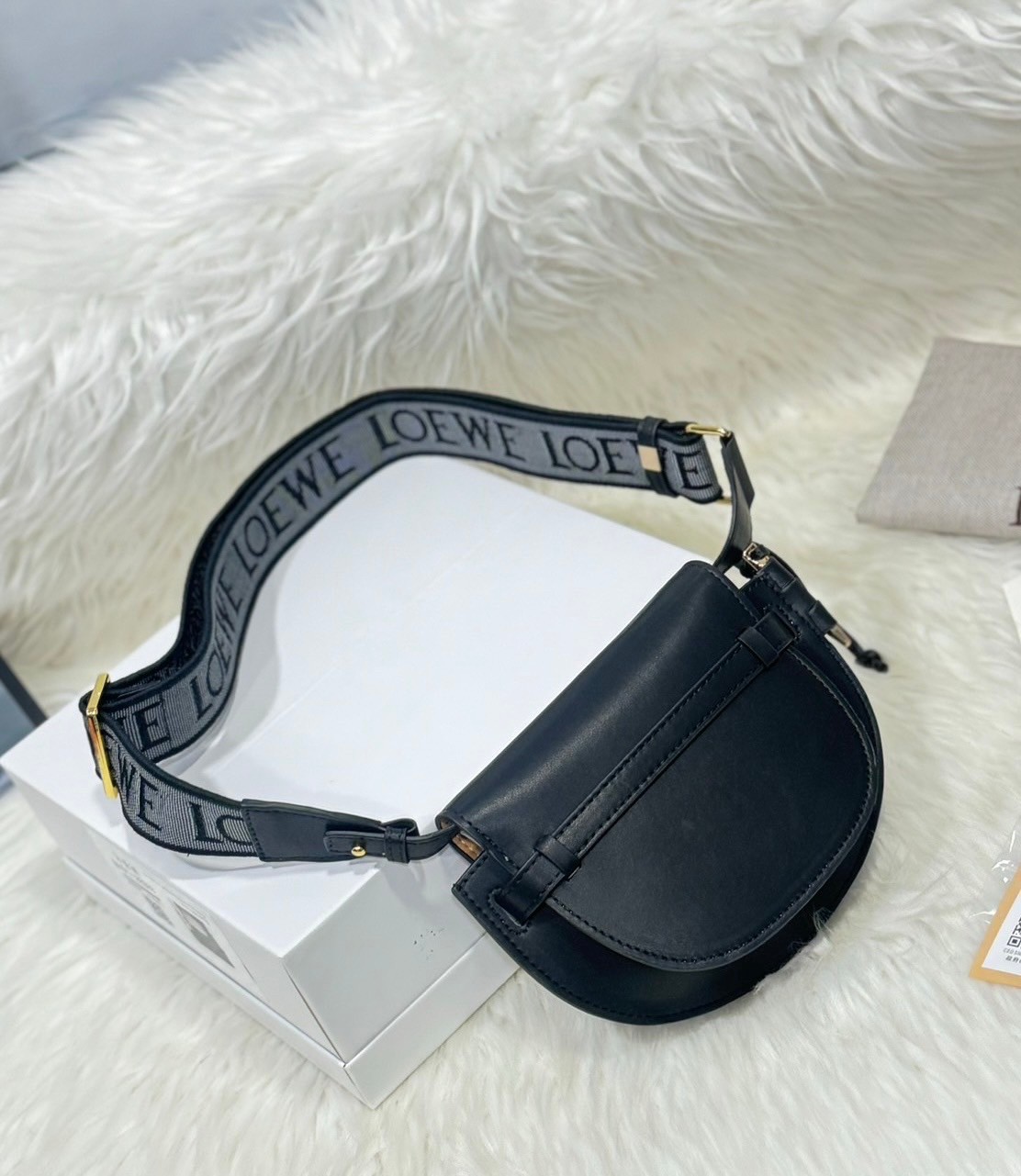 LOEWE Gate bag กระเป๋าสะพายทรงสวยสับสุดเริ่ดๆ ใช้ได้ทั้งหนุ่มๆและสาว คูลๆ สุดยอดแบรนด์ที่ดีไซน์เป็นเอกลักษณ์ โดดเด่น สวยหรู สไตล์คลาสสิค พร้อมสายสะพายสปอร์ต