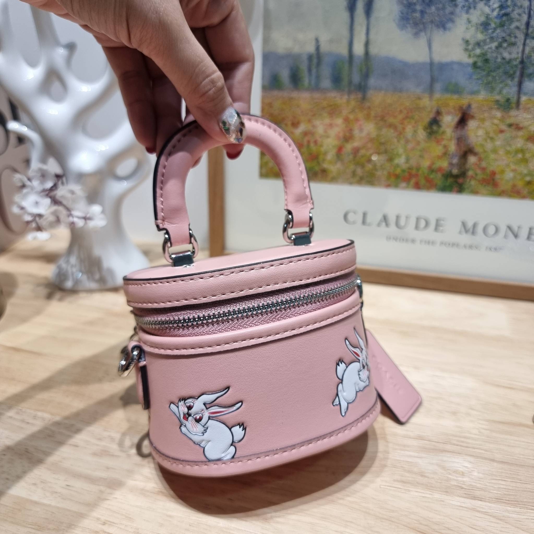 COACH TRAIL CROSSBODY 12 WITH RABBIT PRINT CN596 พร้อมส่ง กระเป๋าสะพายทรงกล่องทรงโค้ง น่ารักสุดฮิต โดดเด่นด้วยน้องกระต่าย และอะไหล่ตัวซีที่หัวซิป ใช้งานสะดวก