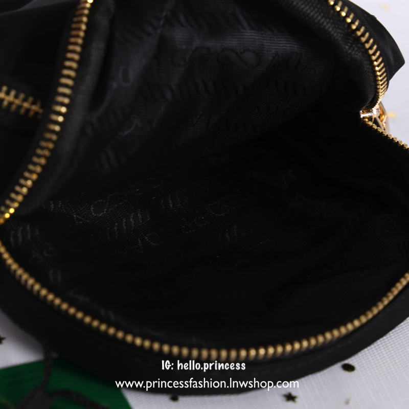 Prada Small Nylon Crossbody Bag สินค้า Premium gift จากเค้าเตอร์แบรนด์ต่างประเทศ แท้ 100% วัสดุไนล่อน คุณภาพดี น้ำหนักเบา อะไหล่ทอง สวย หรู น่าใช้มากเลยค่ะ มีช่องใส่ของ 2 ช่องซิป ด้านในใส่ของจุกจิก Iphone 8+ กระเป๋าสตางค์ใบสั้น ได้สบาย ซับในพิมพ์ลายแบรนด์