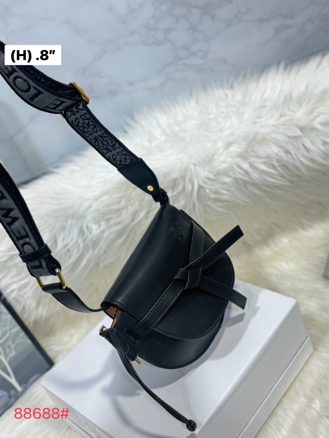 LOEWE Gate bag กระเป๋าสะพายทรงสวยสับสุดเริ่ดๆ ใช้ได้ทั้งหนุ่มๆและสาว คูลๆ สุดยอดแบรนด์ที่ดีไซน์เป็นเอกลักษณ์ โดดเด่น สวยหรู สไตล์คลาสสิค พร้อมสายสะพายสปอร์ต