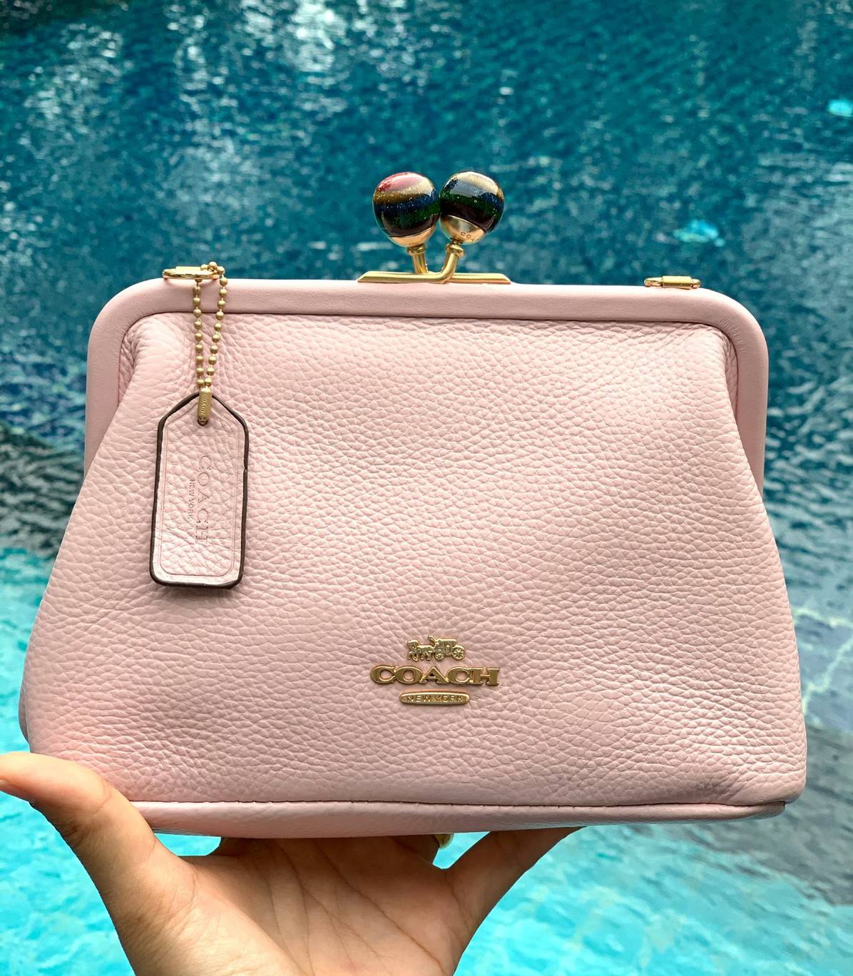 ของแท้ 💯% Coach Nora Kisslock Crossbody In Signature ((1451//1452)) หนังแท้ กระเป๋าสะพายครอสบอดี้ร์หรือสามารถถือแบบคลัทออกงานสังคมก็สวยดูดีมากๆเลยค่ะ😘 หนังแท้อย่างดีนิ่มมือค่ะ