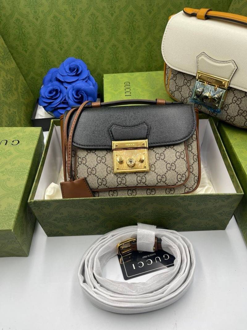 VIP GIFT 】หนังแท้ GUCCI mini Padlock bag GG Supreme canvas หนึ่งในแบรนด์เนมยอดฮิตระดับโลกที่สายแฟชั่นตัวจริงต้องมีสักใบในตู้ เพราะเป็นแบรนด์ที่เหล่าบรรดาเซเลปและดาราใช้กันเยอะมาก รุ่นก็เป็นอีกหนึ่งใบที่คุ้มค่าคุ้มราคามากค่ะ ด้วยดีไซน์ที่ใช้งานได้หลายโอกาส