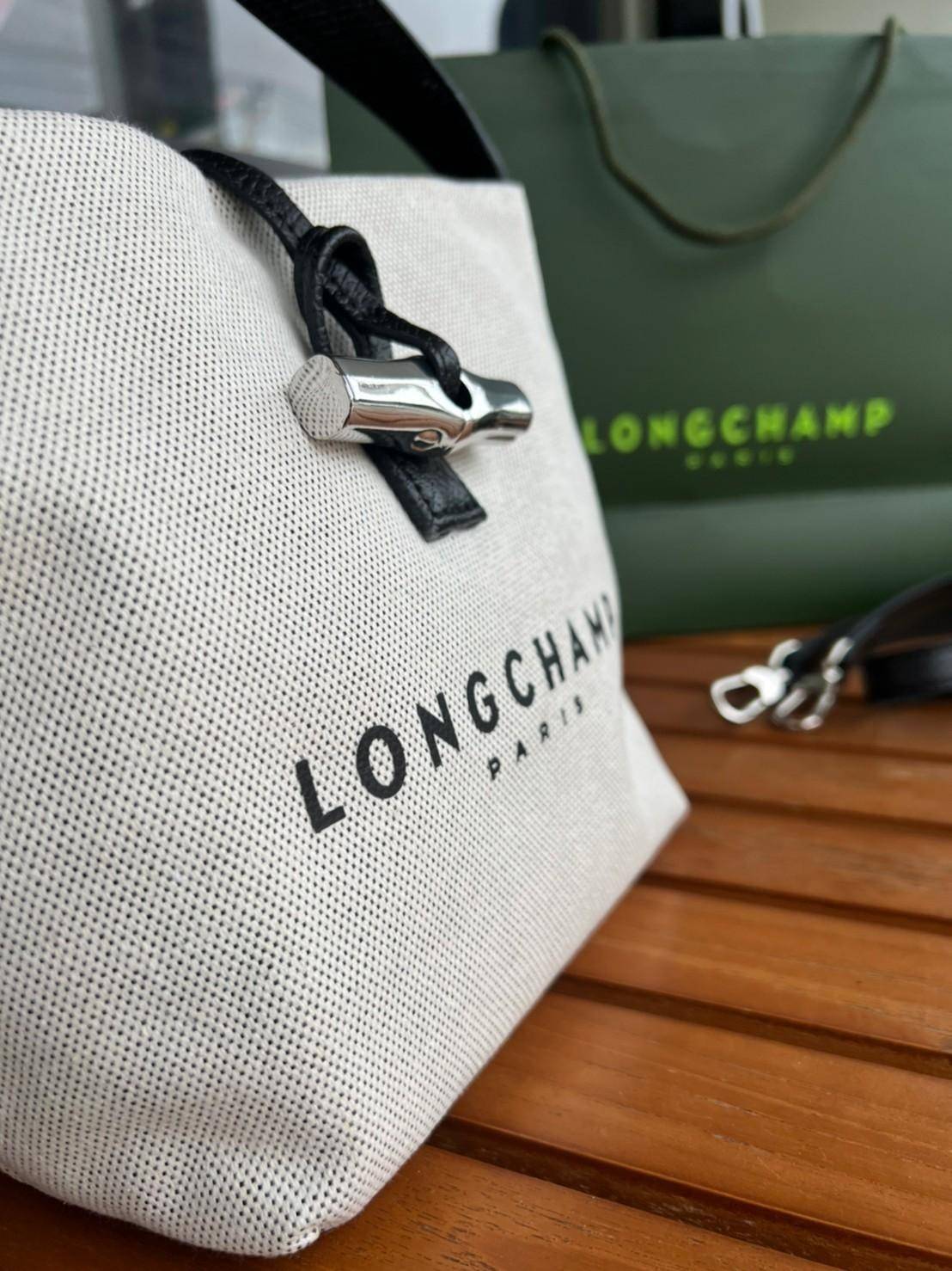 LONGCHAMP Roseau Bucket Bag กระเป๋าทรงถัง ถือหรือสะพายไหล่ได้ วัสดุผ้าฝ้าย แต่งหนังวัวลายนูน มีซับใน ด้านในกระเป๋าซิป1 กระเป๋าเล็ก1 อะไหล่เงิน มีสายยาวถอดสายได้ ปรับระดับไม่ได้ ดาราเซเลปใช้เพียบ รุ่นเดียวกับคุณแอนใช้ Hot Item!!!! ใบจริงสวยมากน้ำหนักเบา จุ