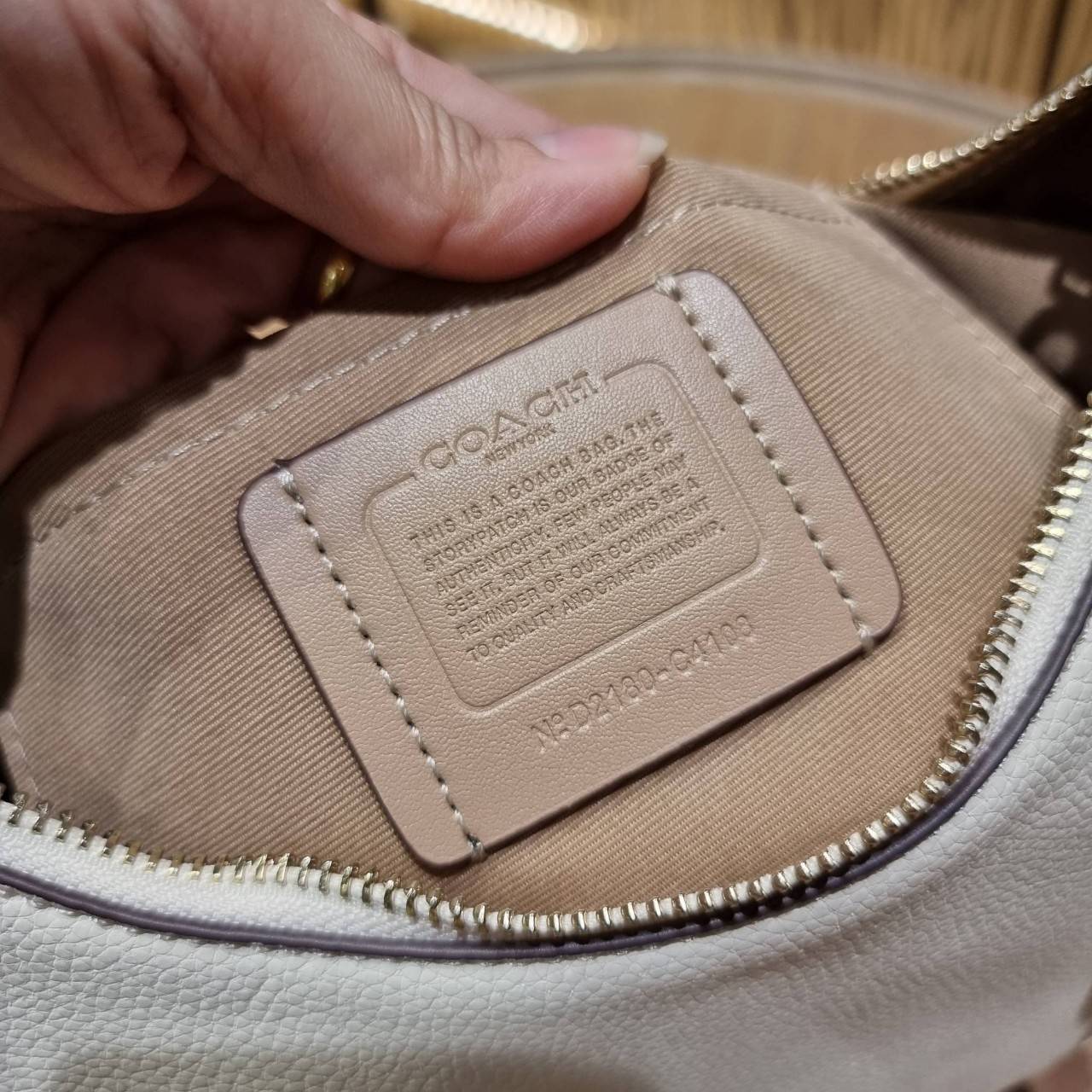 COACH C4108 BAILEY HOBO WITH WHIPSTITCH BEST SELLER ต้องมา!! กระเป๋าทรงโฮโบ ดีไซน์หรูหรา แมชท์ง่ายกับทุกไลฟ์สไตล์ วัสดุหนัง pepble หนังนิ่มสวย เปิด-ปิดด้วยซิปรูดใช้งานง่าย ภายในโล่งกว้าง สายคล้องสะพายไหล่ มีดีเทลน่ารักน่าใช้ ใช้งานสะดวกและง่ายต่อการใช้ชีว