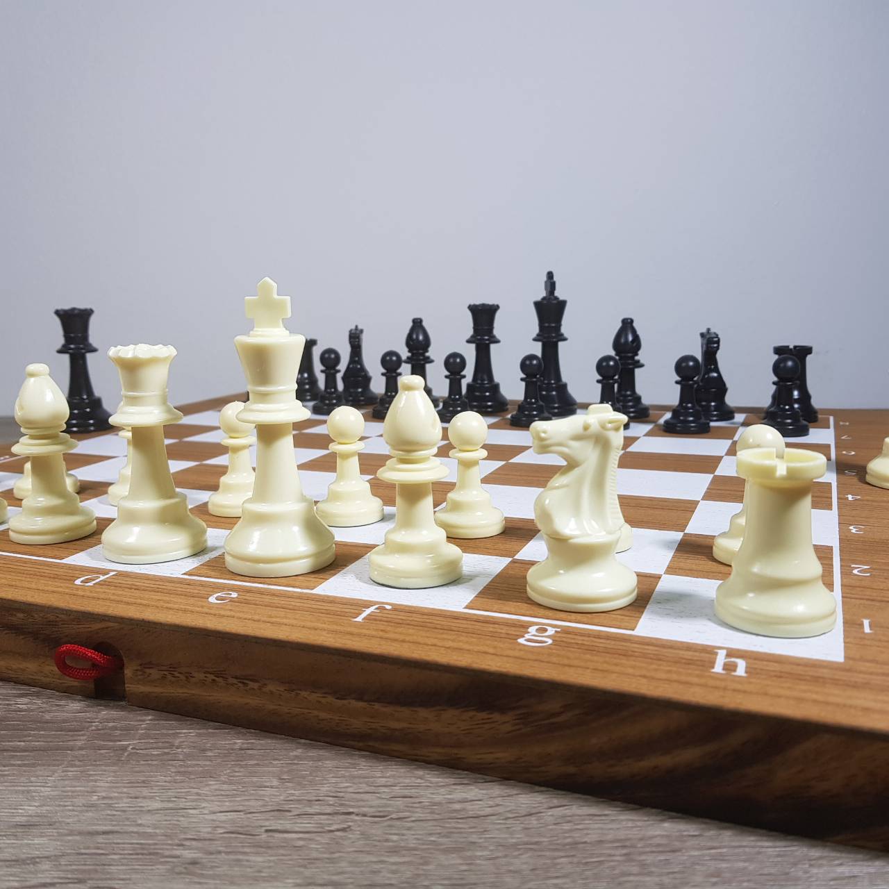 ชุุดหมากรุกสากลช่องสีขาวกระดานไม้พร้อมตัวหมากรุกสากลเรซิ่นมีน้ำหนัก
