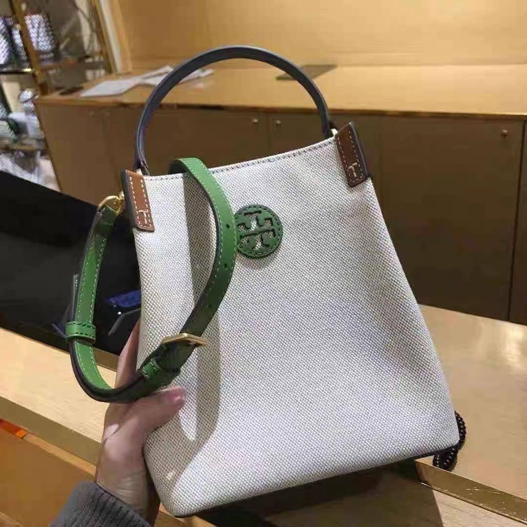 Tory Burch Blake Canvas Bucket Bag รุ่นใหม่ล่าสุด สวยไฉไลฝุดๆ แบบสวยคลาสสิค กระเป๋าทรงถัง วัสดุ Canvas สายหนังแท้ อะไหล่ทอง เปิด-ปิด ด้วยกระดุมแม่เหล็ก ด้านในโล่งมีช่องเล็กใส่โทรศัพท์ได้ น้ำหนักเบา สายสะพายถอดสายได้ crossbody ได้ ปรับระดับได้
