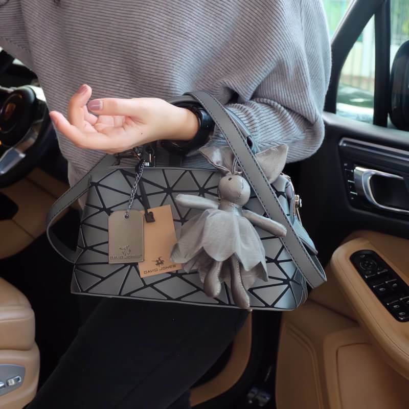 ☃ #กระเป๋าจากงานOutletแท้ 🎈#ภาพถ่ายจากงานขายจริงทั้งหมดนะคะ 🎄 สีเข้าใหม่รุ่น หายากคะ 👍ทรง speedy ขายดี น่ารักมาก สี Metallic grey ( สีเทาเข้มคะ ) มาพร้อมกระต่ายเข้า set เลิศคะ กระเป๋า จากแบรนด์ David Jones กระเป๋าสะพายข้างดี