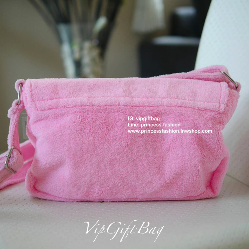 ชมพู MUST HAVE ITEM 2019 !! รุ่นยอดฮิตของ **วัยรุ่นสายสตรีท ทั่วโลก จากงาน CHANEL VIP GIFT **ของแท้100% **มีป้ายNOTFORSALE เป็นกระเป๋า ใบสวยรุ่นหายาก ขนาดกำลังดี ใช้ได้ทั้งหญิงชายเลยค่ะ ขนเฟอร์นิ่มมากกก เก็บของอย่างดี น้ำหนักเบา ด้านในมีช่องใส่ของจุกจิก M