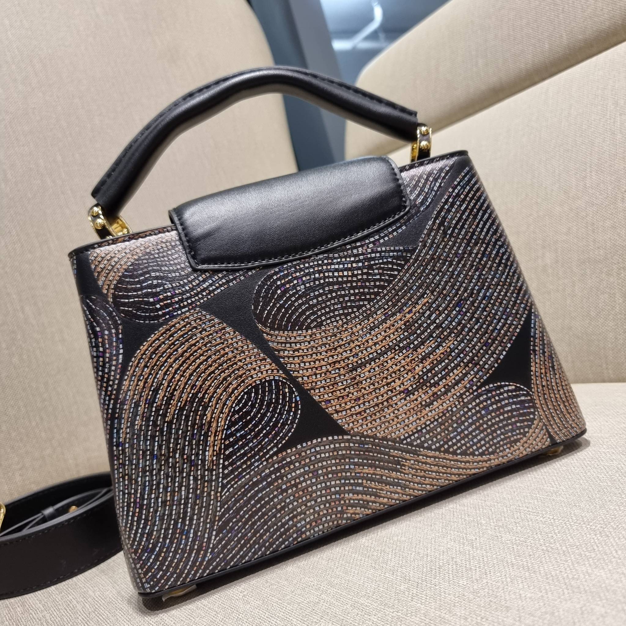 LV capucines top handle วีไอพีพรีเมี่ยมกิ๊ฟจากเคาน์เตอร์ ที่สุดของความสวยในราคาเบาๆ กระเป๋าถือสุดหรู ดีไซน์ทรงคลาสสิค พร้อมลวดลายหรูหรา มาพร้อมหูจับในตัว ด้วยรูปทรงวินเทจและวัสดุหนังแท้ ขับผิว ทำให้ไอเท็มนี้สะกดทุกสายตาจริงๆ และยังมีลูกเล่นที่ฝาปิดกระเป๋า