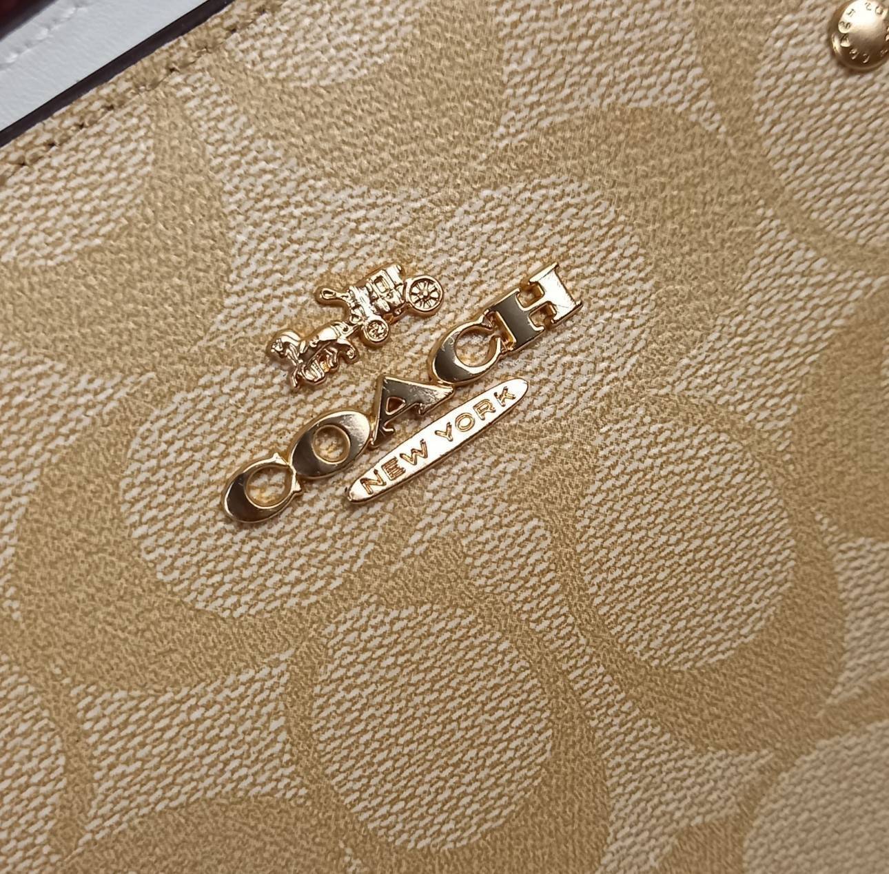 หัวใจจะวาย!! ละมุนมาก ลุคคุณหนูสุดๆ COACH MINI LILLIE CARRYALL (COACH F91494)🌺 ใช้ดีจนต้องบอกต่อ อีกแล้วจ้า ใครๆก็ถามหา😍>>>ทรงถัง รุ่นใหม่ 10 นิ้ว ขนาดกำลังดี เหมาะมือมาก มี 3 ช่องด้านใน ช่องกลาง เปิด-ปิด ด้วยซิป ส่วน 2 ช่องด้านข้