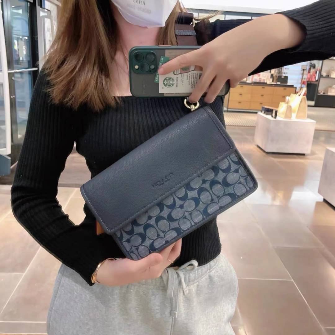 COACH Turner Flap Crossbody In Signature Chambray C8185 กระเป๋าสะพายหนังแชมเบรย์ซิกเนเจอร์และหนังธรรมชาติ ด้านในกระเป๋าซิป กระดุมแป๊ก ซับในหนัง กระเป๋าสลิปด้านนอก สายสะพายถอดได้ ยาว 25” สำหรับสะพายไหล่หรือสะพายข้าง