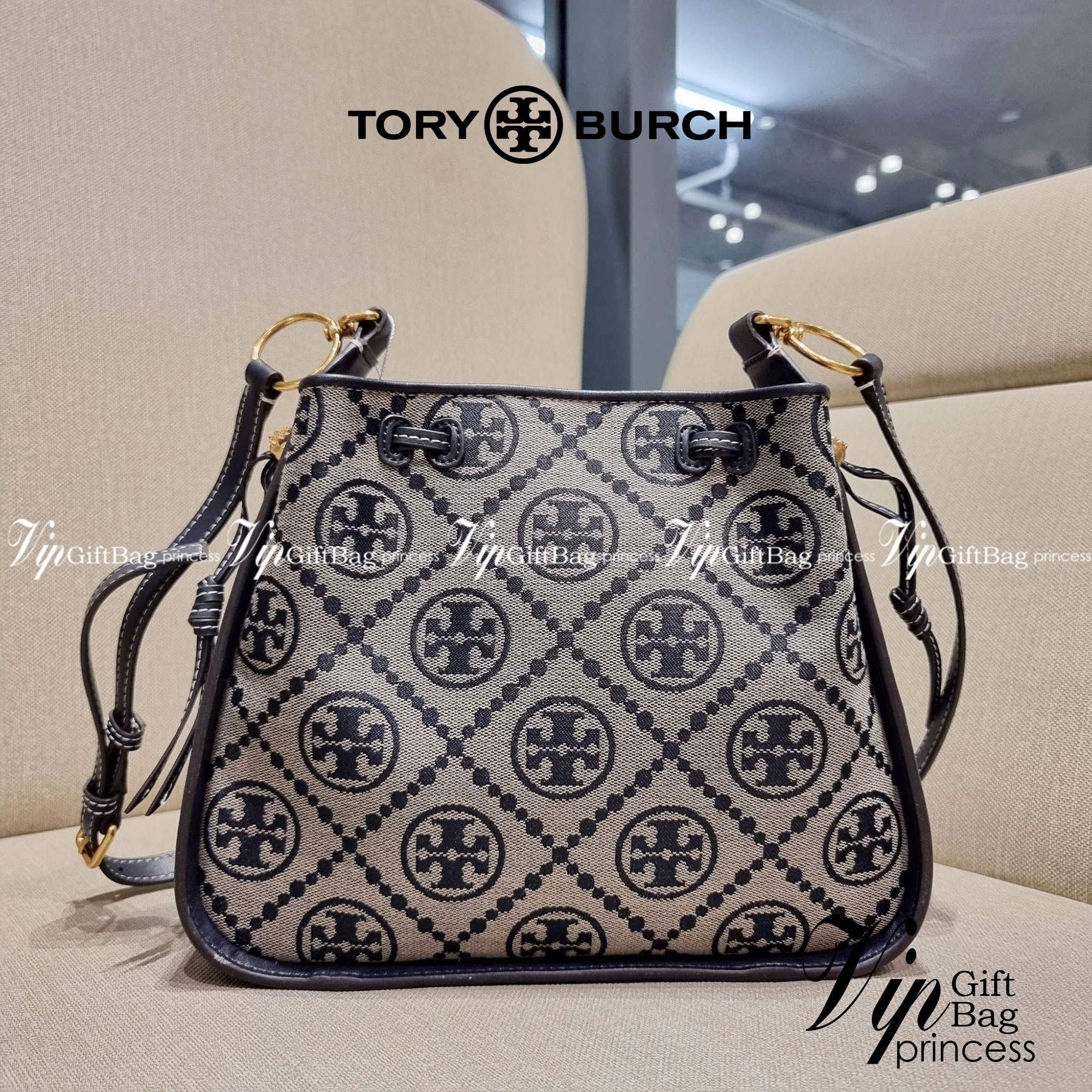 TORY BURCH T MONOGRAM JACQUARD BELL BAG คอลเลคชั่นใหม่ กับกระเป๋าลายโมโนแกรมยอดฮิต ที่มาในรูปทรงดีไซน์สวยเก๋ ชิคๆคูลๆ รับรองว่าไม่มีเกร่อ ตัวกระเป๋าทรงเหลี่ยม รูปเก็บทรงได้ในส่วนของปากกระเป๋า หรือไม่รูด ก็ได้ความสวยไปอีกแบบ วัสดุผ้า jacquard ตัดสลับหนังแท