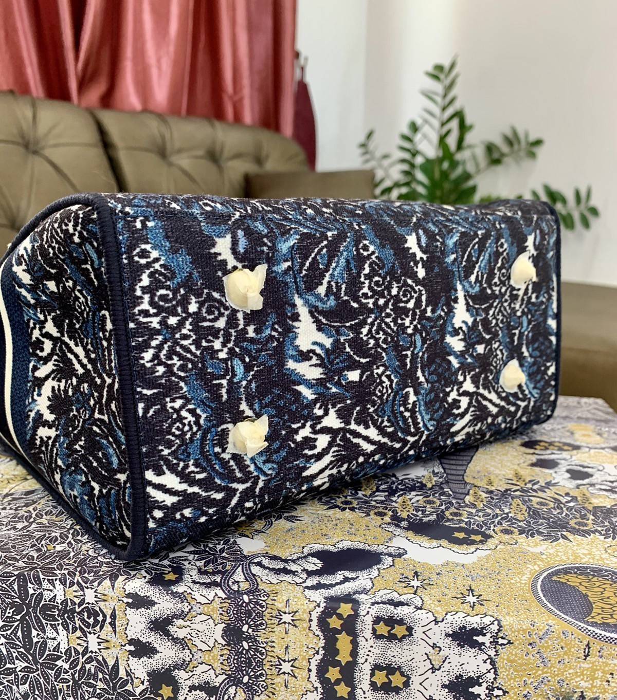 DIOR WOMEN MEDIUM LADY D-LITE BAG VIP GIFT WITH PURCHASE (GWP) พรีเมี่ยมกิ้ฟ Limited Edition จาก DIOR DUTYFREE COUNTER วัสดุหนังแท้ Calfskin หุ้มด้วยผ้า Cannage อีกชั้นและปักลวดลาย 'Dior Palm' กระเป๋า Lady D-Lite ผสมผสานความสง่างามและคลาสสิกที่เ