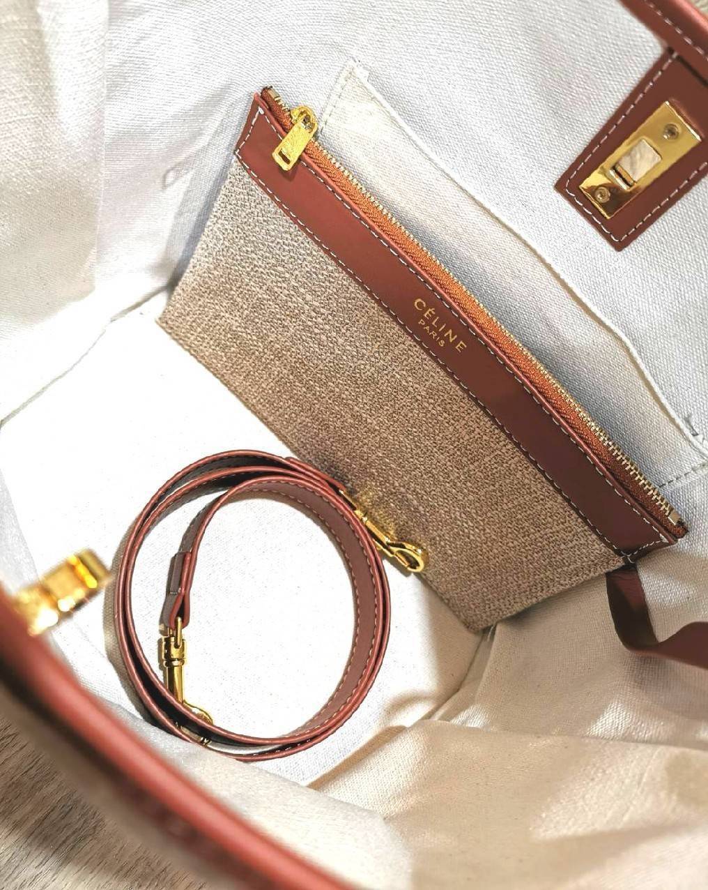 ซื้อ1ได้ถึง2!✴️CELINE TEXTILE BUCKET BAG VIP วัสดุ Textile Canvas & CalfSkin ดีไซน์ทรง Bucket ใบใหญ่กำลังดี มาพร้อม Clutch ใบเล็กเข้าชุด เนื้อหนาแข็งแรง น้ำห