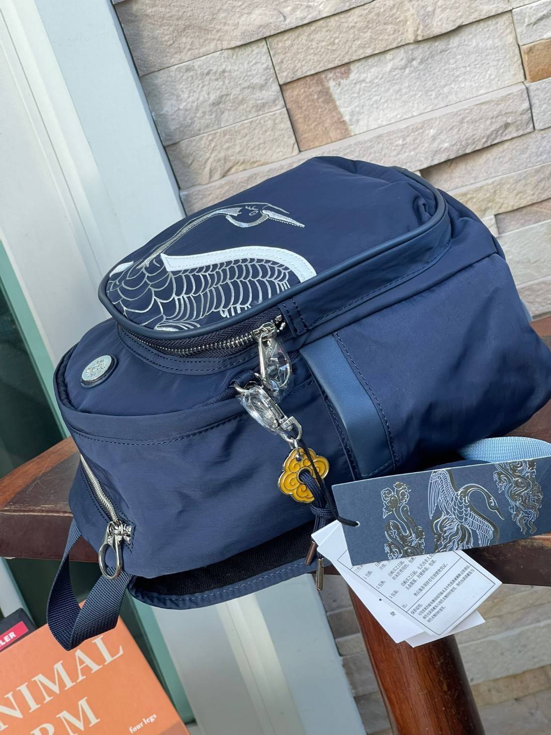 KIPLING X YONGLE PALACE COLLECTION รุ่น DELIA MINI DAILY BACKPACKS กระเป๋าเป้สะพายหลัง ที่มีความโดดเด่น มีความสวยงามจากลายปักด้านหน้าด้วยนักออกแบบชื่อดัง คอลเลคชั่นนี้ได้รับแรงบันดาลใจจากพระราชวังYongle Palace ส่วนขนาดและความเหมาะสมในการใช้งานบอกได้เลยเว่